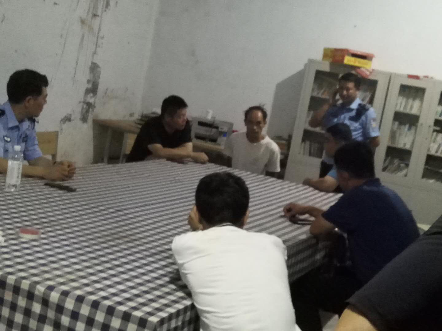 原阳|送达文书时被袭！原阳法院工作人员被“抓钩”砸头， 嫌疑人潜逃一天后自首