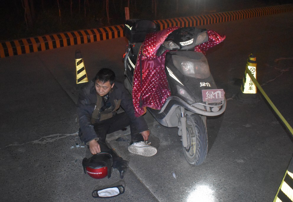 夜晚撞傷一名騎電動車的男子後,沒有報警,而是想與對方