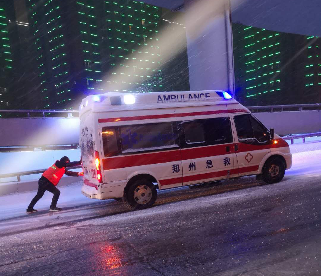 郑州一120急救车雪中上桥溜车除雪环卫工奋力推起