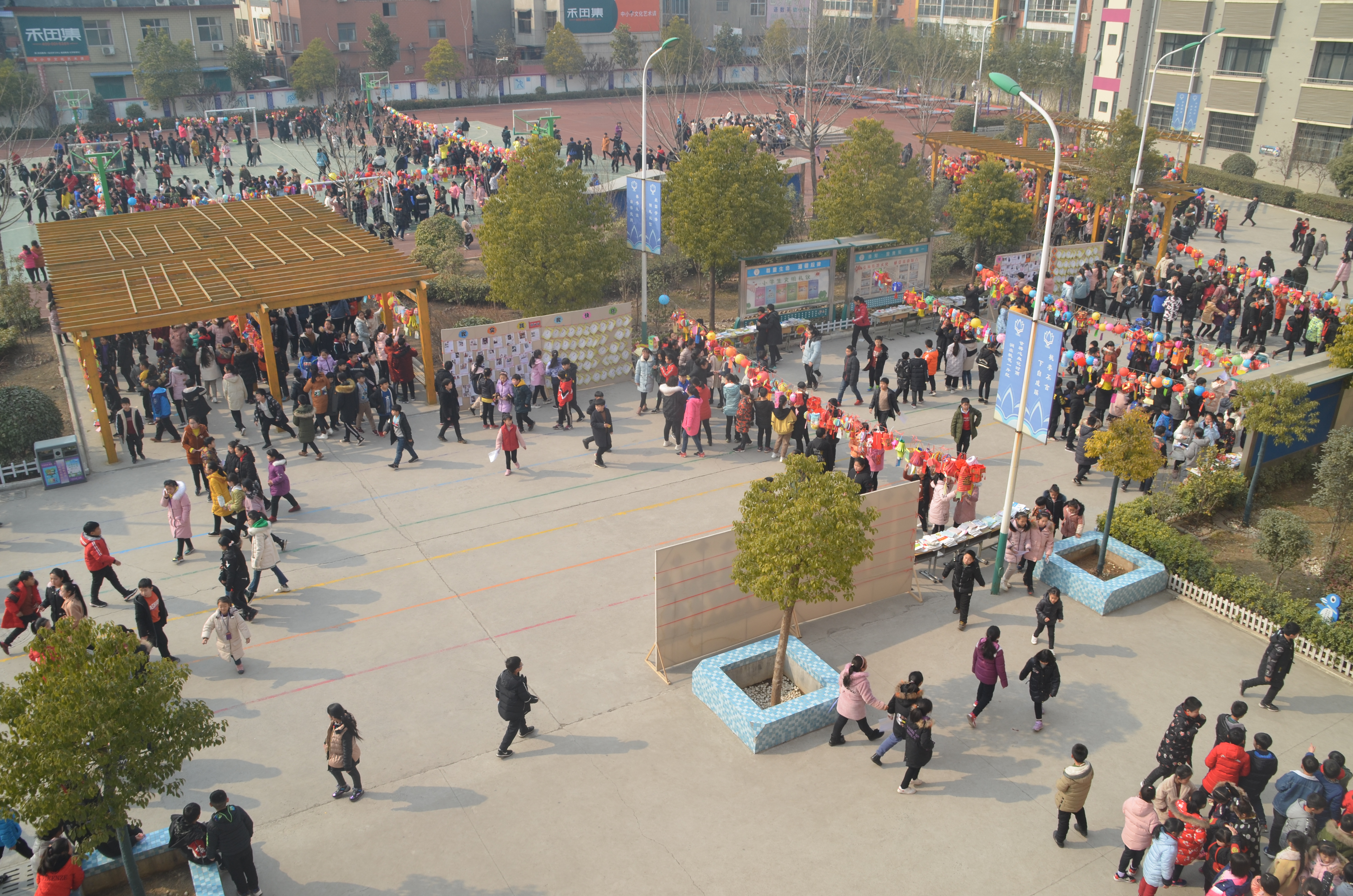 荥阳市第一小学:展作业,秀风采,猜谜语,寓教于乐