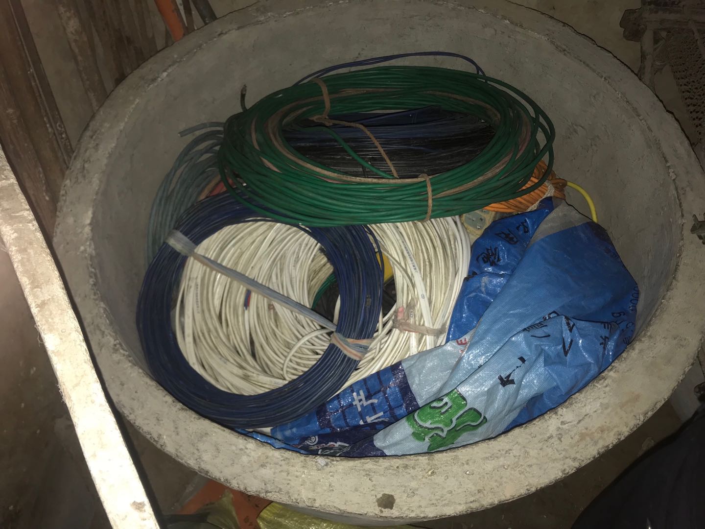 作案地点是就近偷,比如附近邻居或打工的工地,主要偷盗电线,电缆,电机