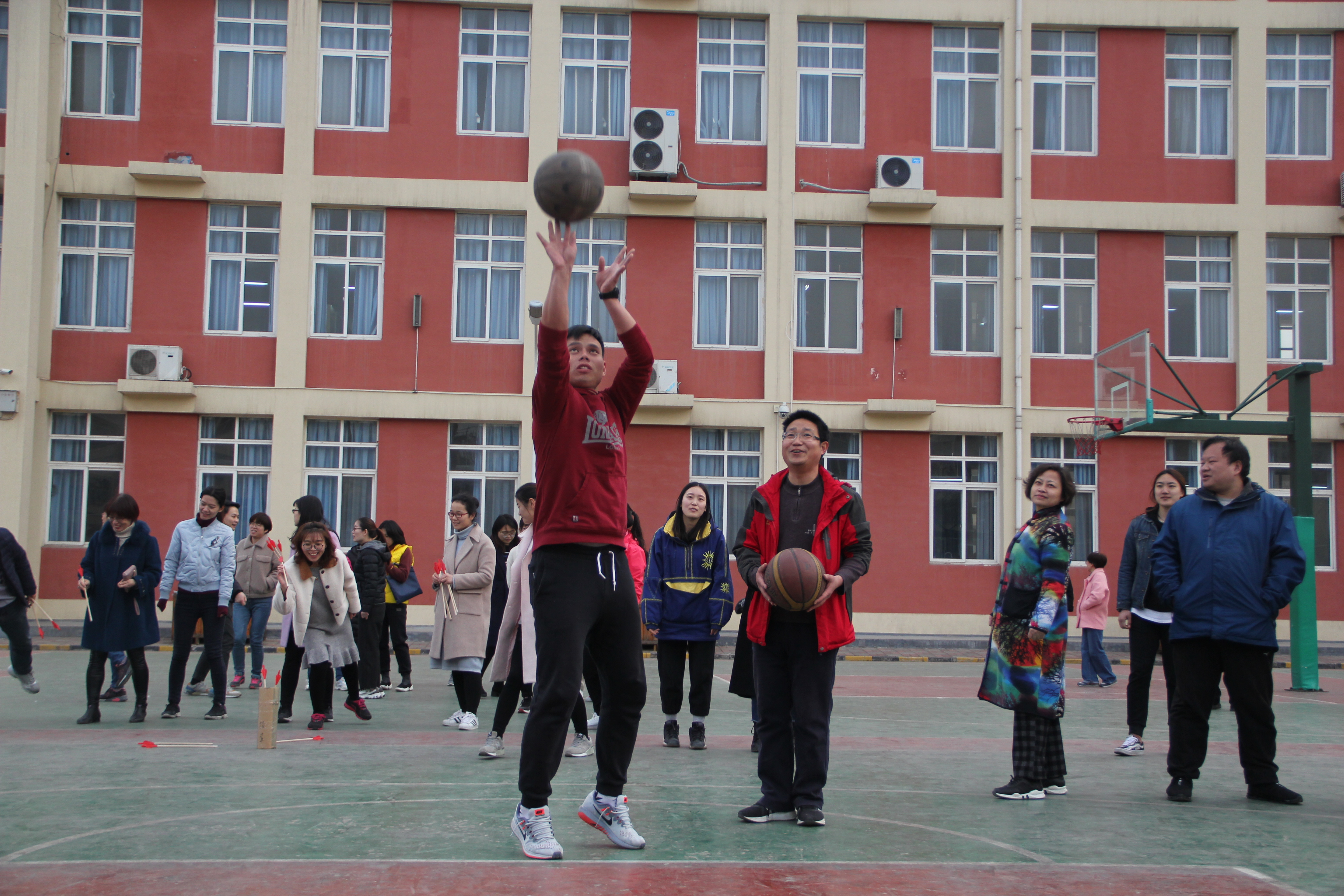 郑州市第七十三中学举办庆祝三八国际妇女节趣味运动会
