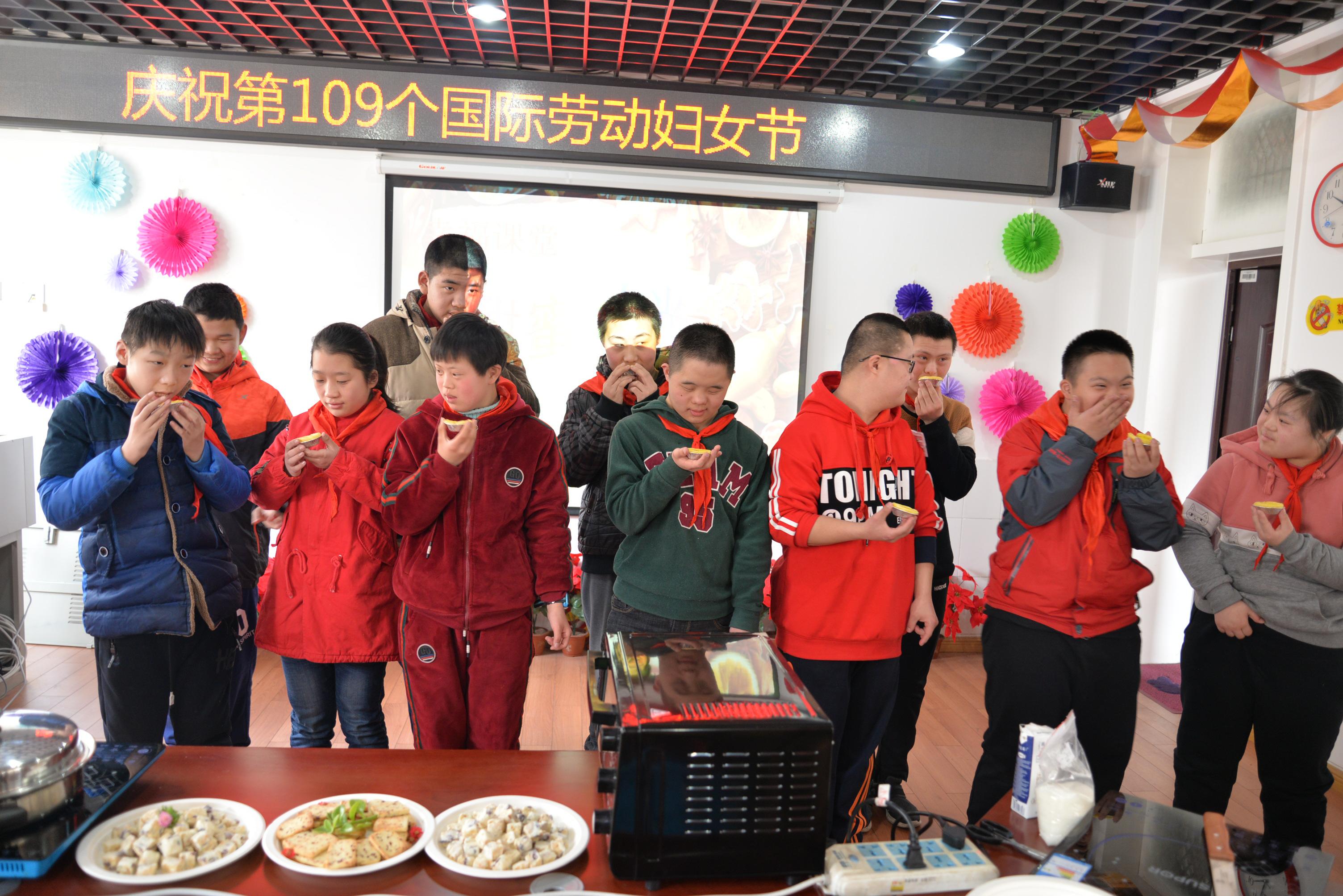 管城区辅读学校开展庆祝"三八"节活动