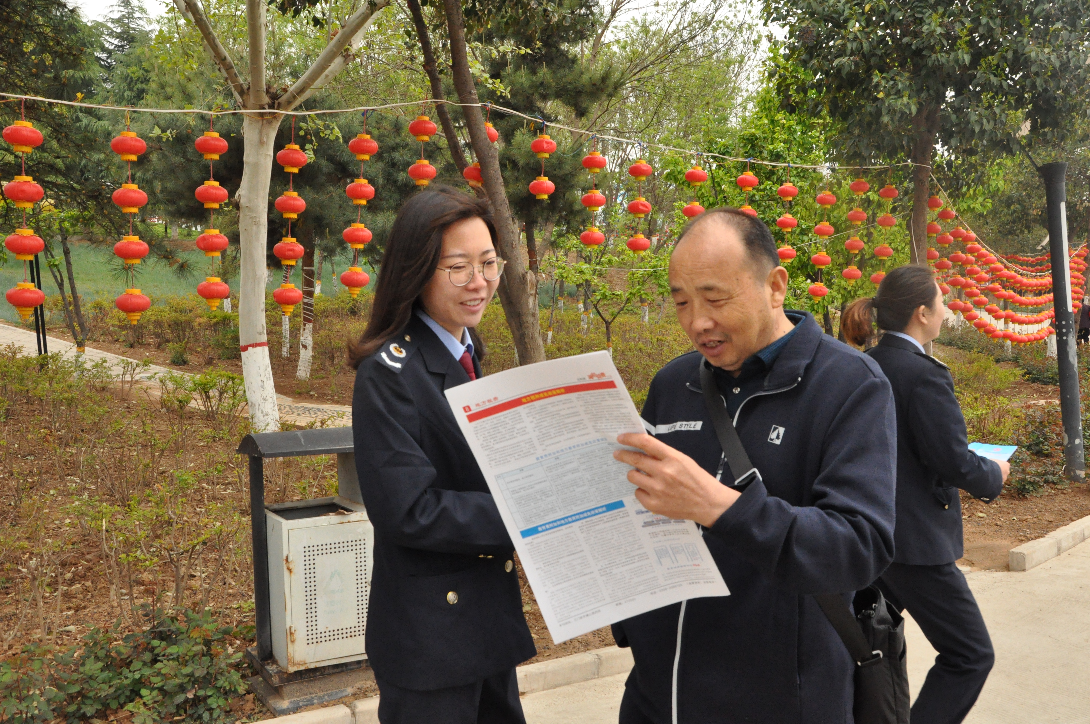 三门峡百米车队绿色宣传减税降费 纳税人竖大