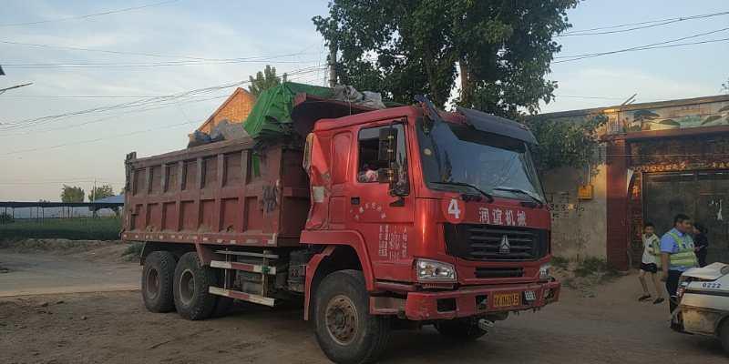 隨後,貨車司機竟然在逃竄中又自動卸掉了車上拉的部分大石頭塊,以擋住