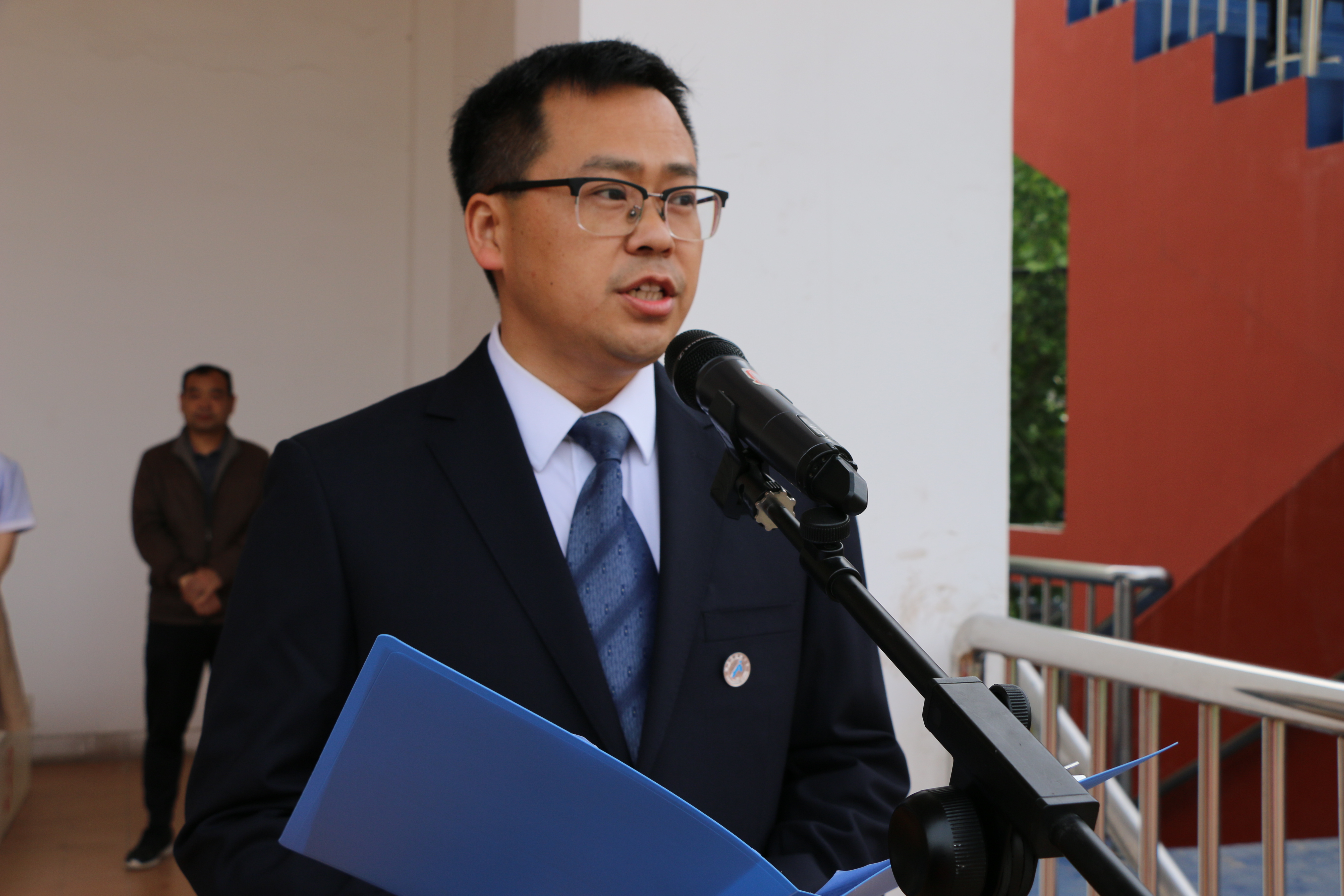 河南省实验中学举行高三成人仪式暨毕业典礼校长吴振民寄语做到心中有