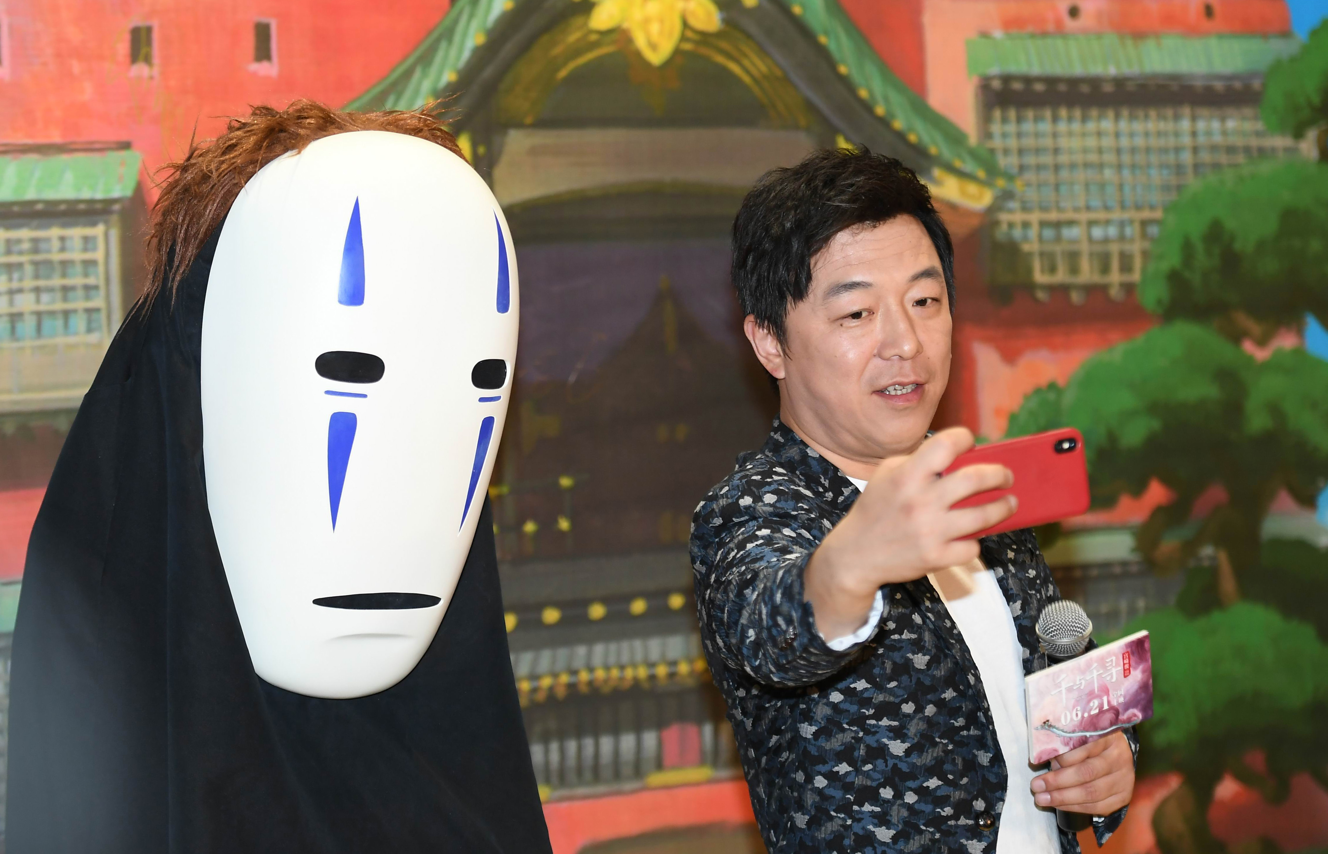 《千与千寻》中国首映,彭昱畅为"无脸男"配音:台词儿少,还能吃!