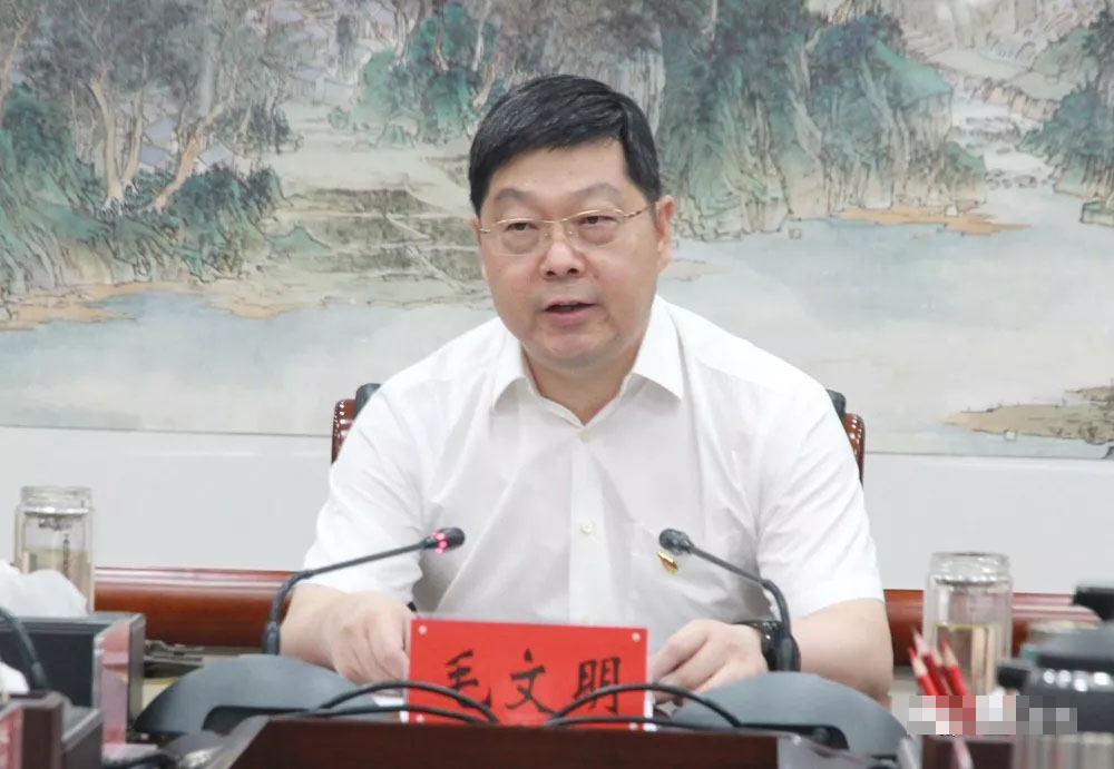 征迁干部把征迁户当亲人温县县委书记毛文明向他们深情鞠躬