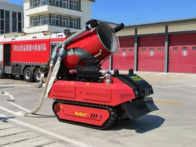 前天上午,在国家危化品救援濮阳基地,多功能消防机器人顺利完成验收