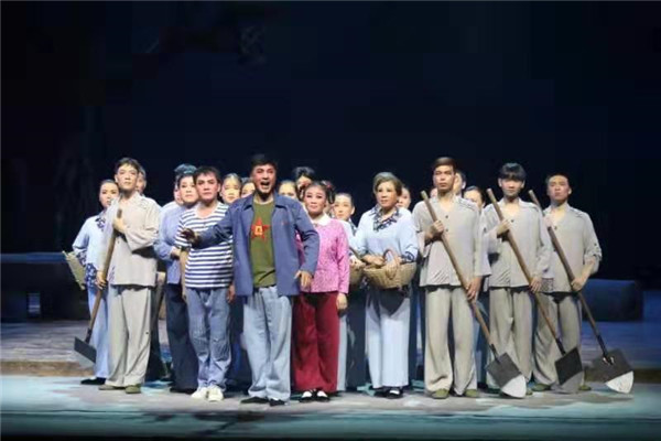 下半场,精彩的剧情接二连三,一场胜过一场,《大山的儿子》以感人肺腑