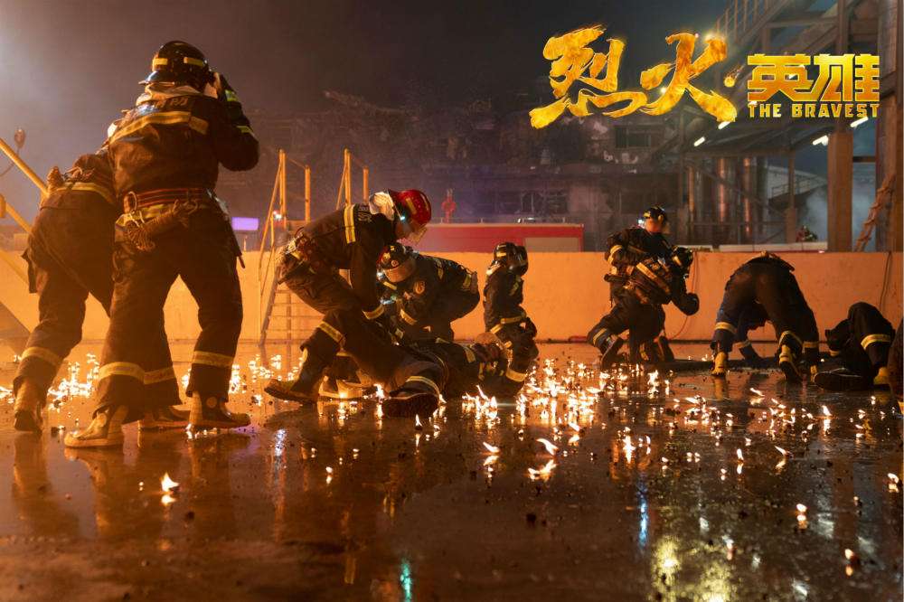 《烈火英雄》燃情八月 杜江为拍戏被烈火包围差点"完了"