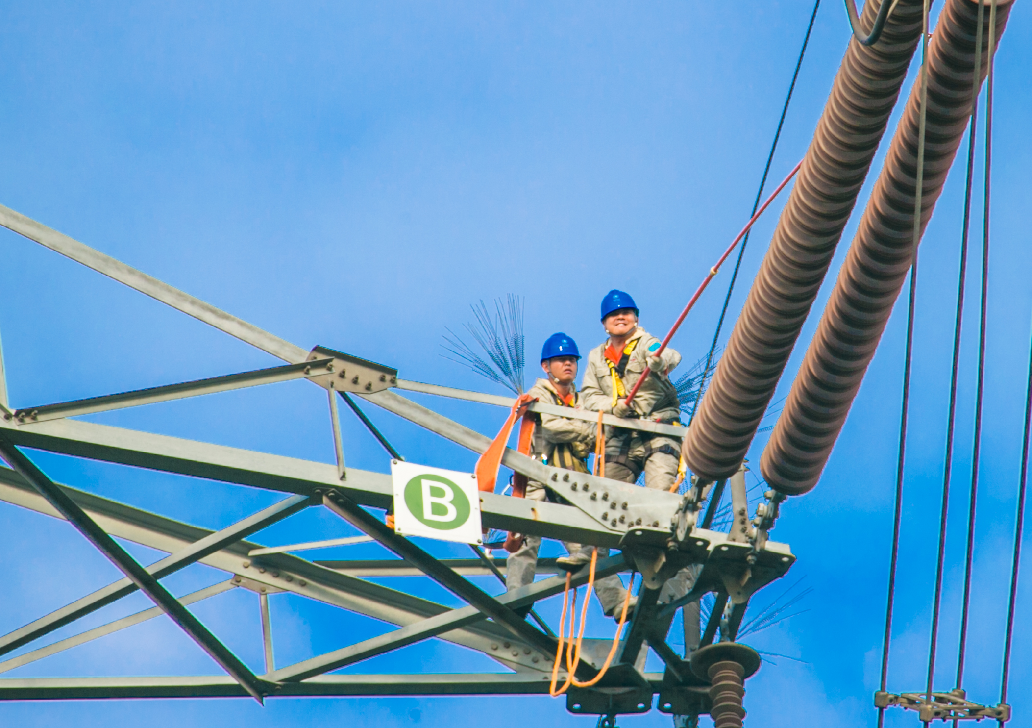 检修人员对铁塔绝缘子串进行绝缘性能检测