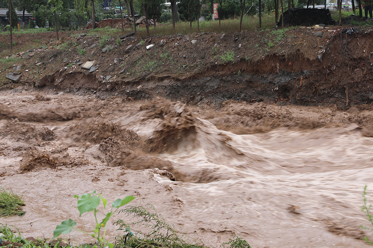 济源九里沟暴发山洪,消防队员救出20多名被困人员
