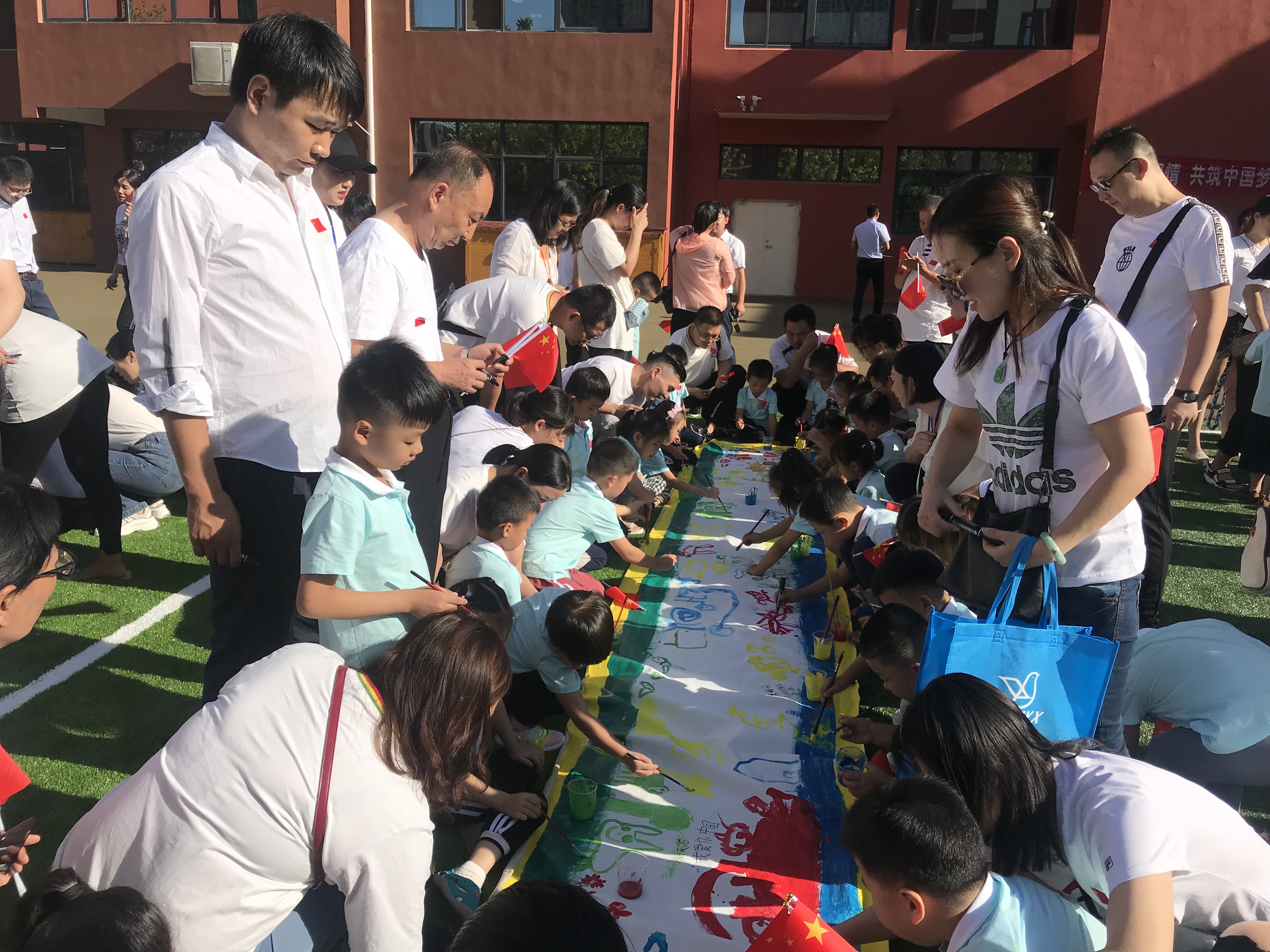 童绘爱国情共筑中国梦郑东新区普惠路第一幼儿园举行开学典礼活动