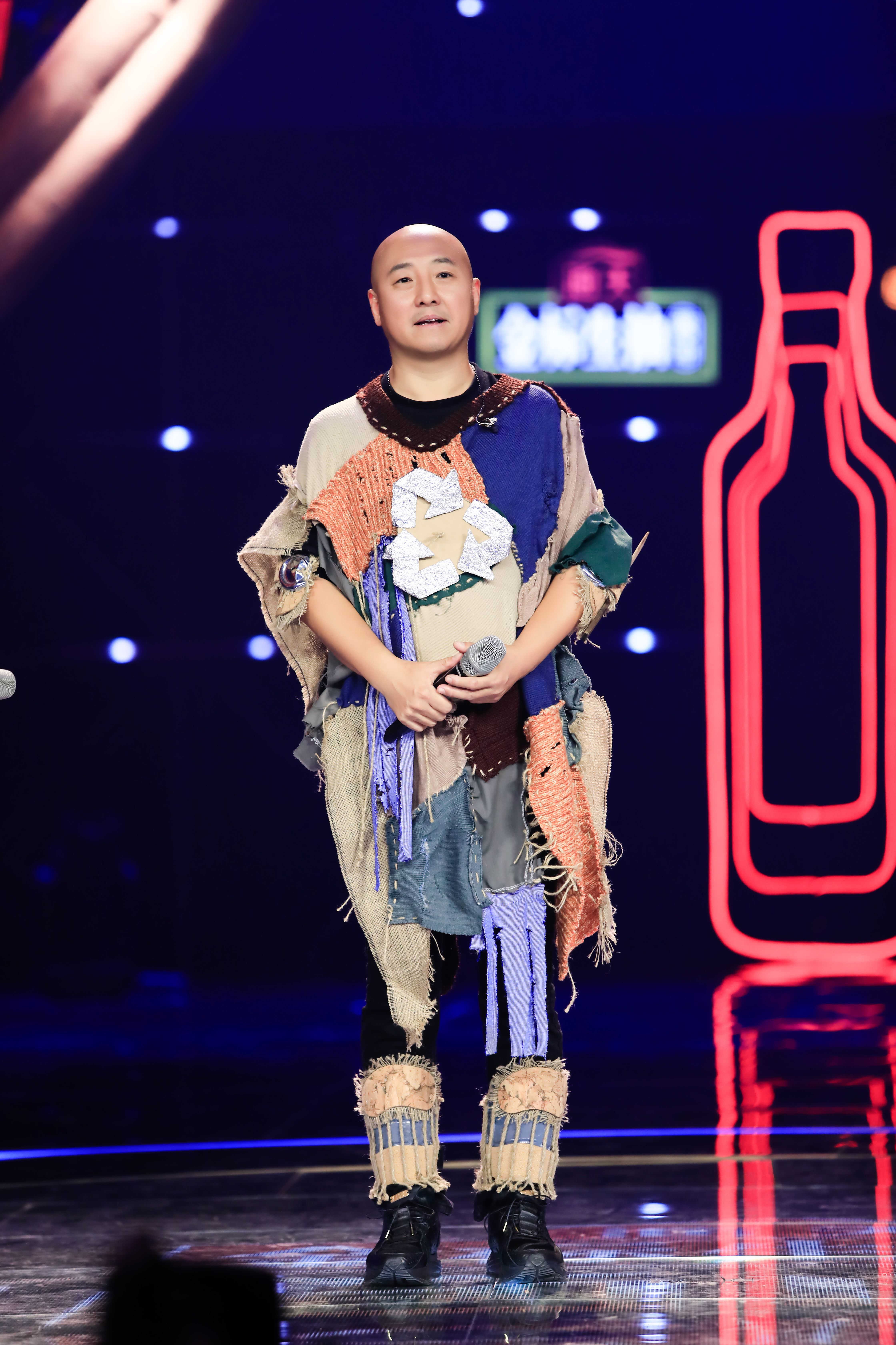 平安所扮演的"超级电脑瓦特拉"周晓鸥演绎的"戴着面具也起范儿"本期