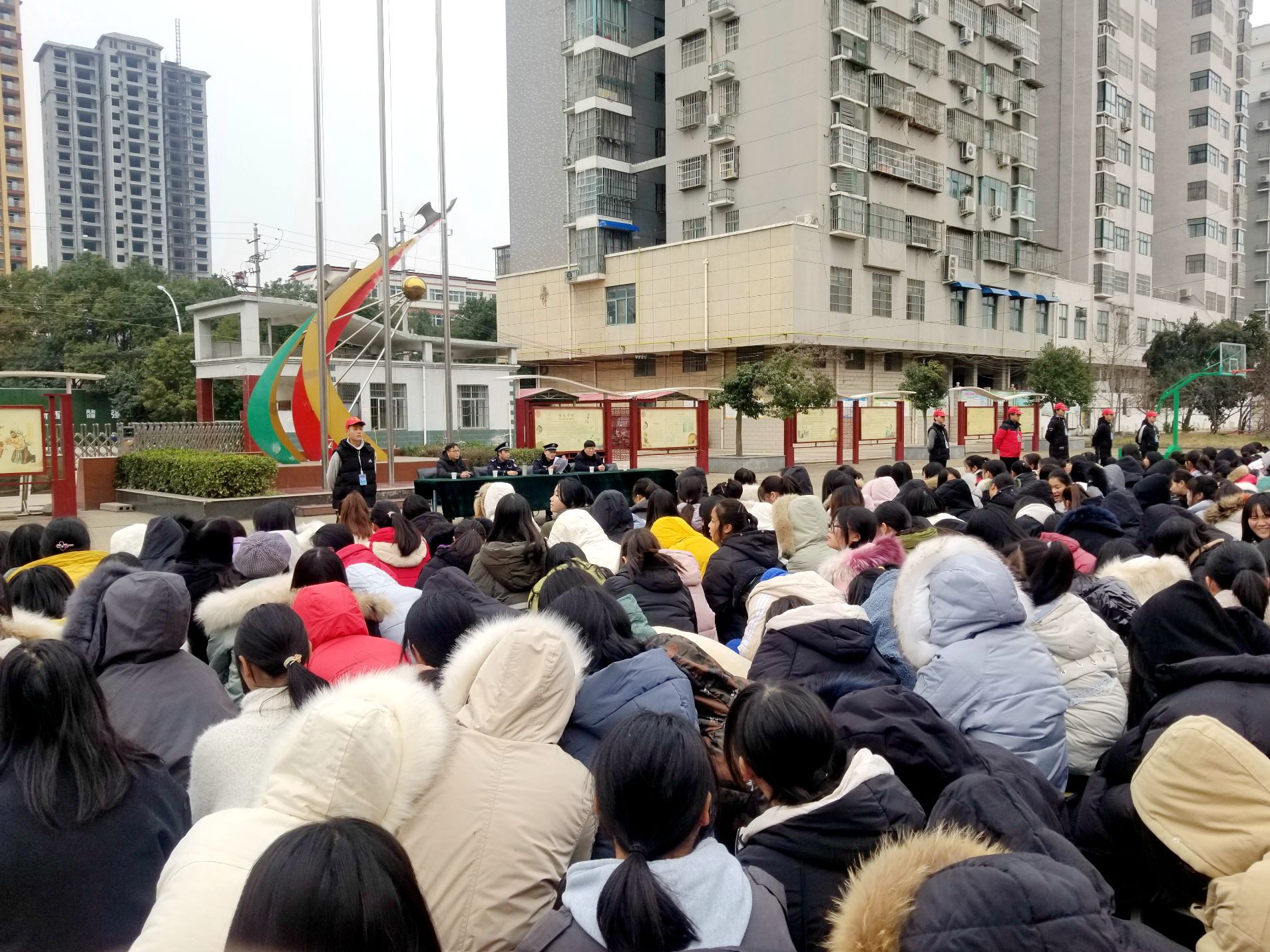 12月17日,驻马店市西平县公安局柏城派出所民警走进西平县第七中学