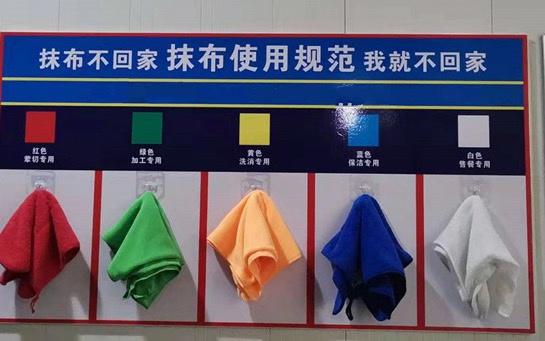 大河报·大河客户端记者看到,墙上挂着红,绿,黄,蓝,白等5种颜色的毛巾