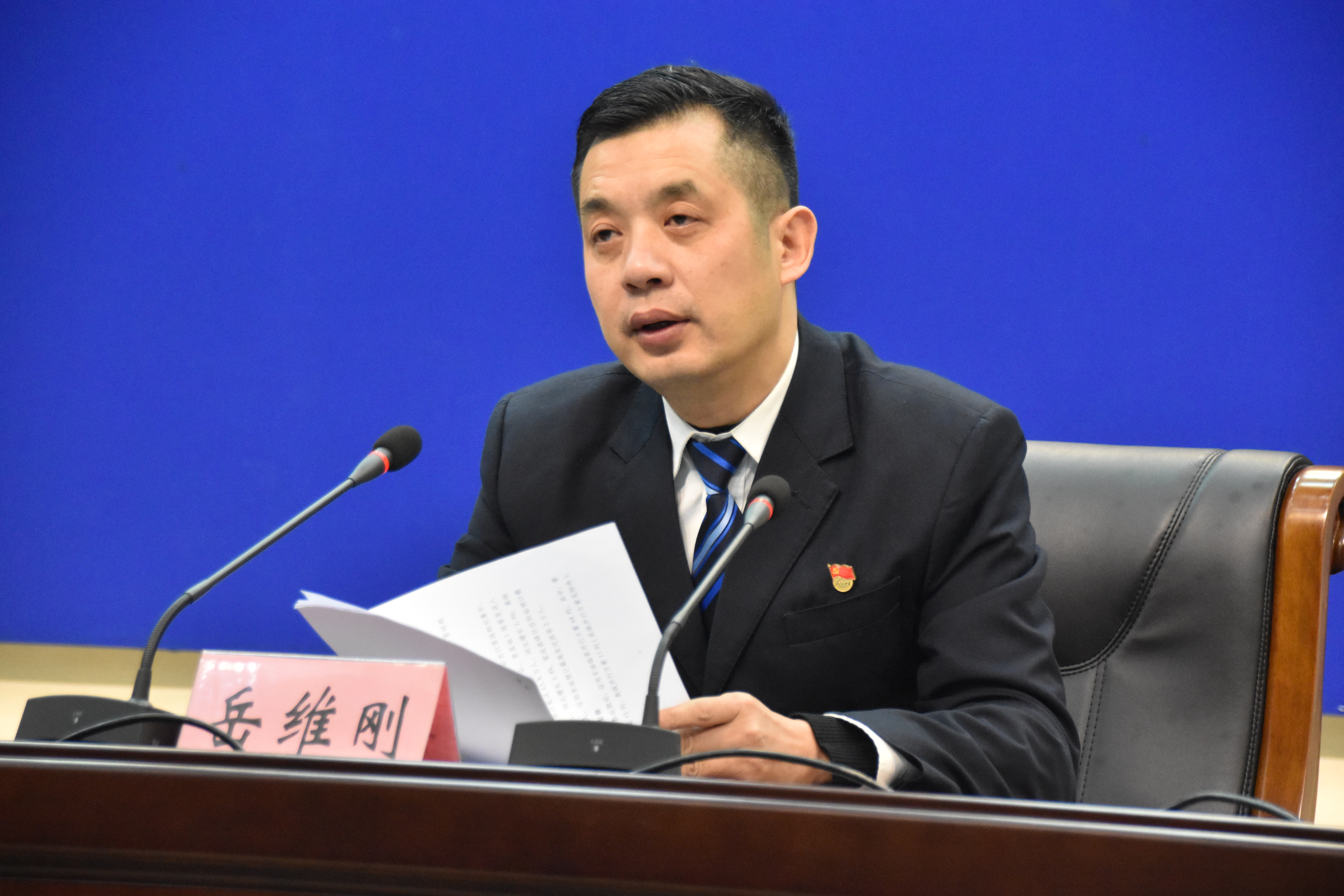 信阳火车站副站长岳维刚介绍信阳火车站春运工作计划,他说,春运期间