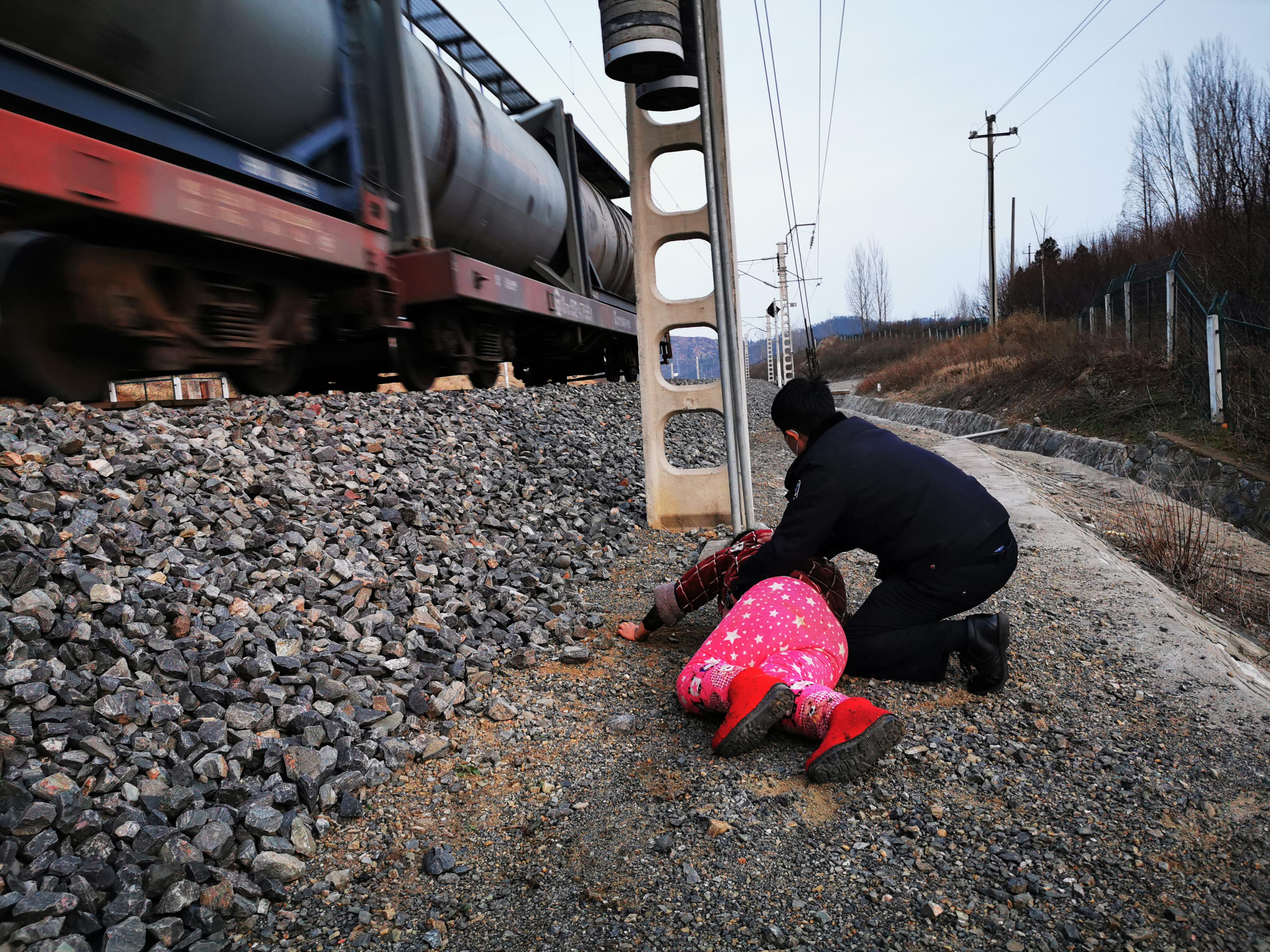 好險他剛把臥軌輕生女子移開2分鐘貨運列車就從身旁呼嘯而過