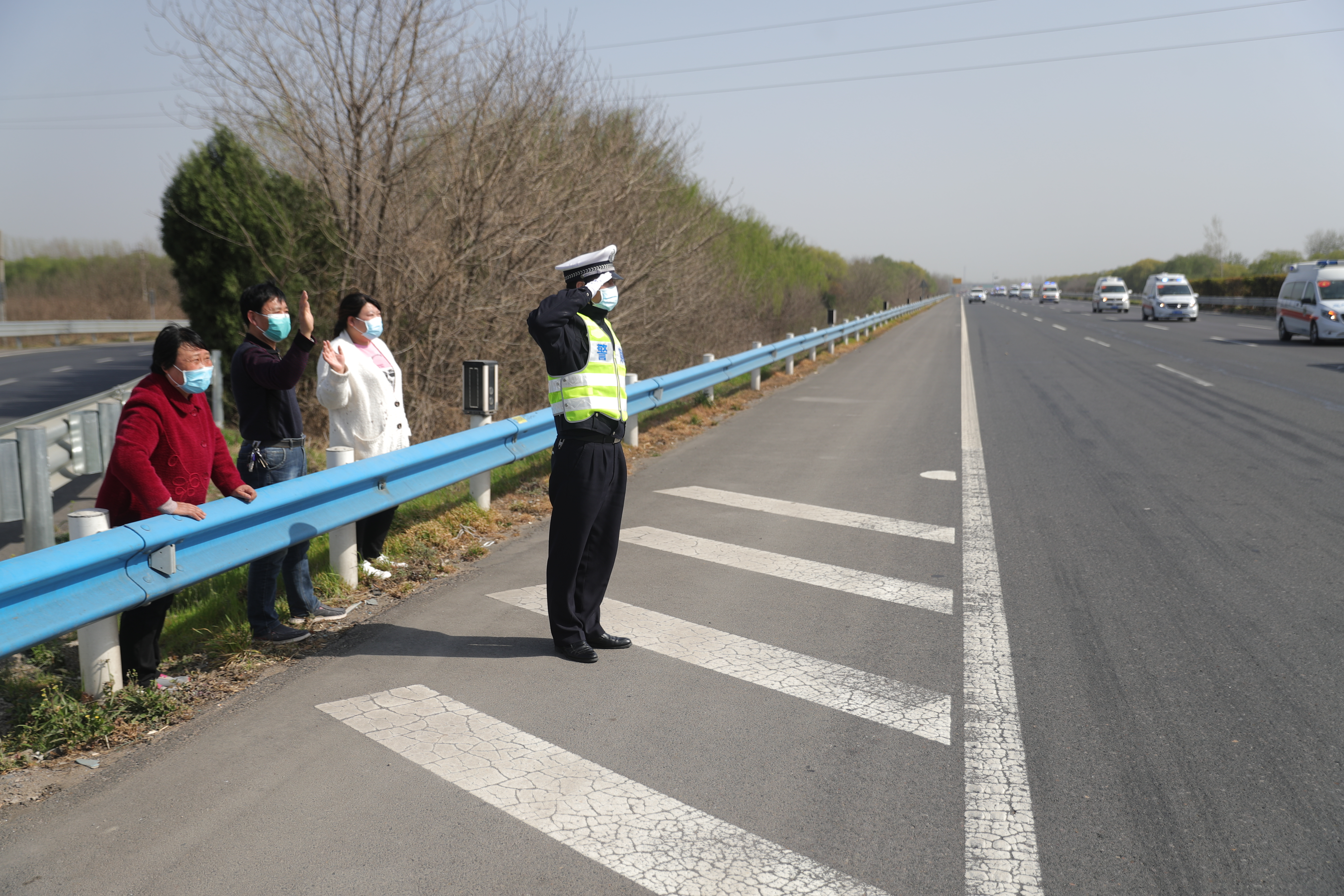 高速公路护栏：泪目!护士儿子支援湖北凯旋，妈妈高速护栏外挥手迎接没见到面