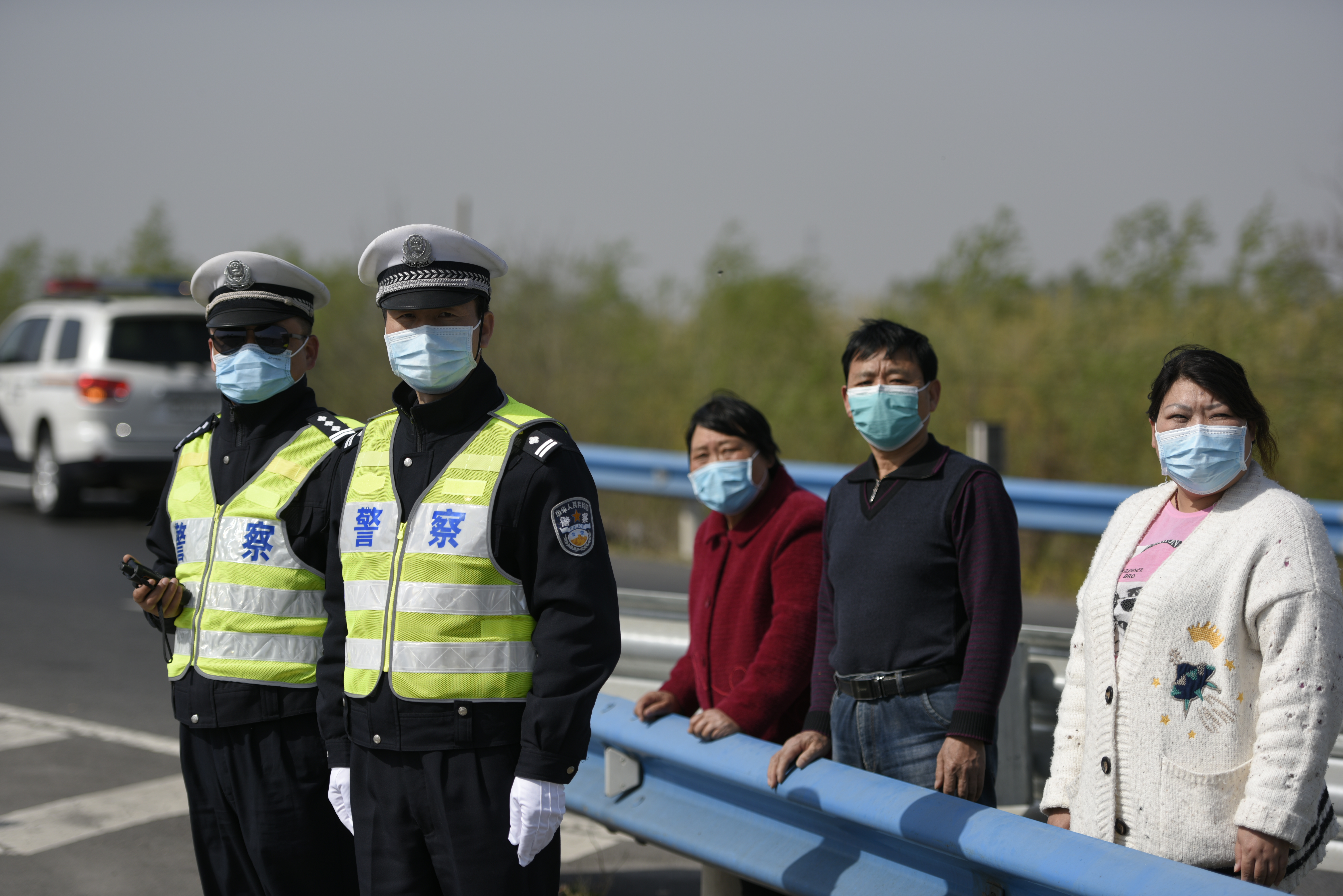 高速公路护栏：泪目!护士儿子支援湖北凯旋，妈妈高速护栏外挥手迎接没见到面