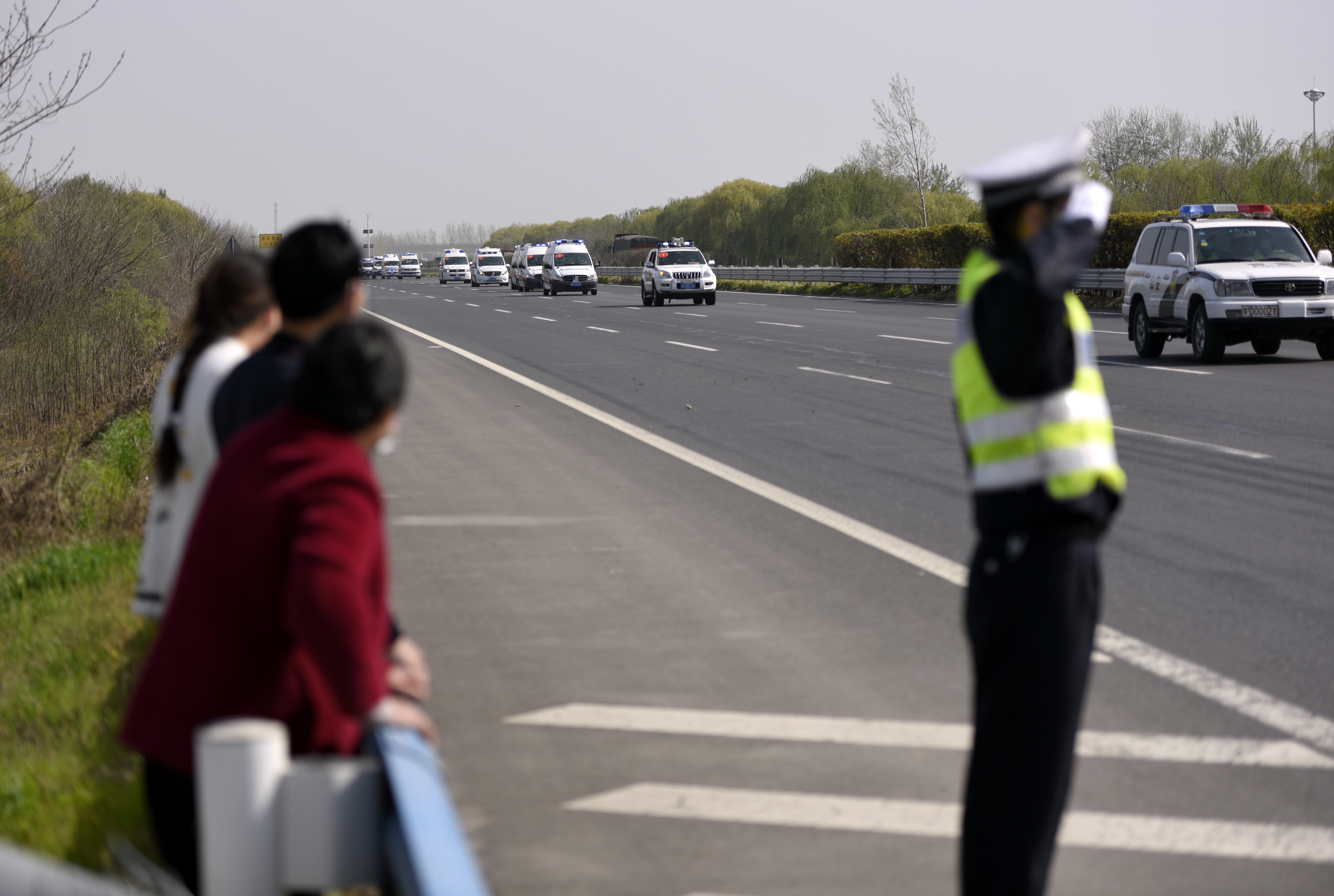 高速公路护栏：泪目!护士儿子支援湖北凯旋，妈妈高速护栏外挥手迎接没见到面