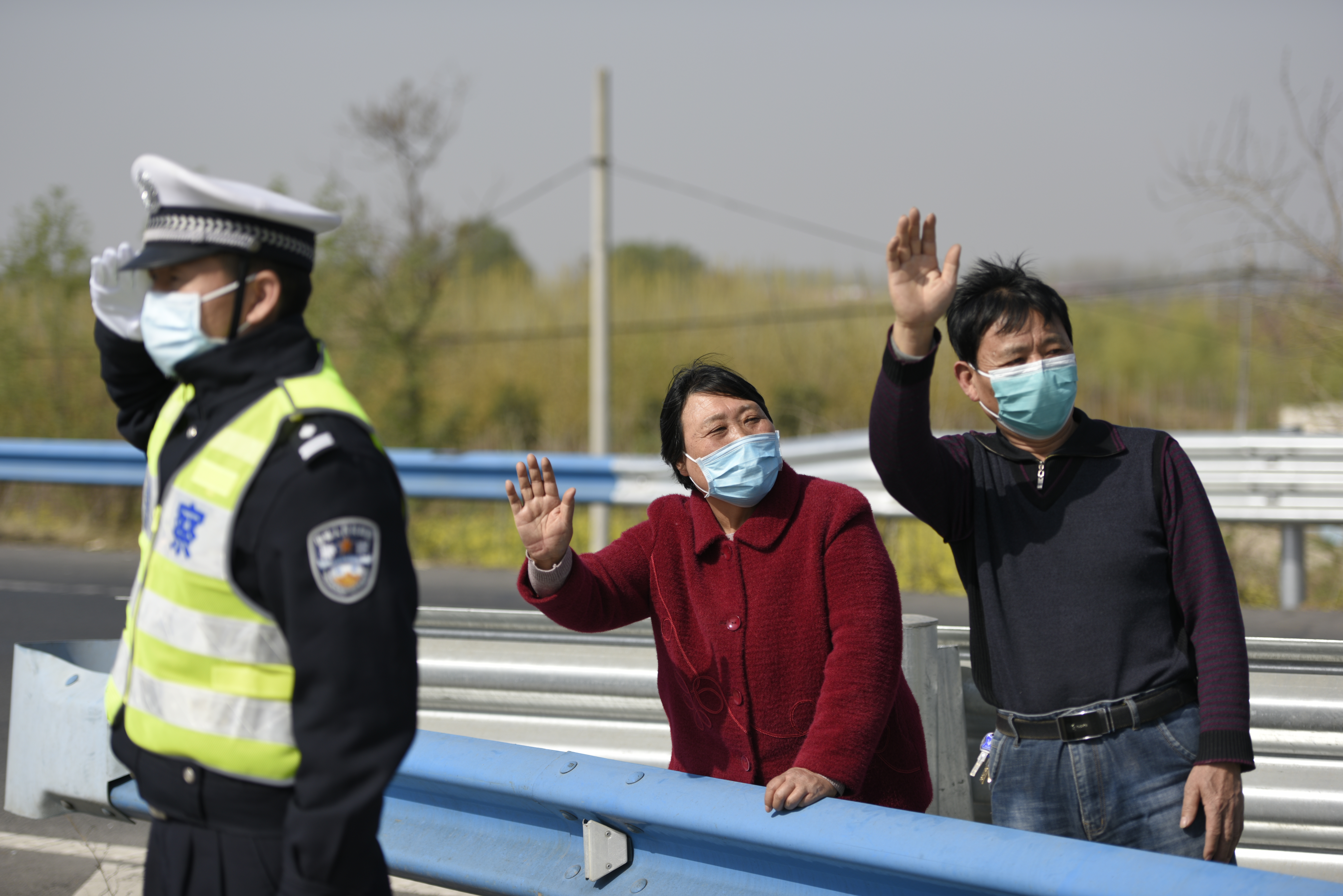 高速公路护栏：泪目!护士儿子支援湖北凯旋，妈妈高速护栏外挥手迎接没见到面