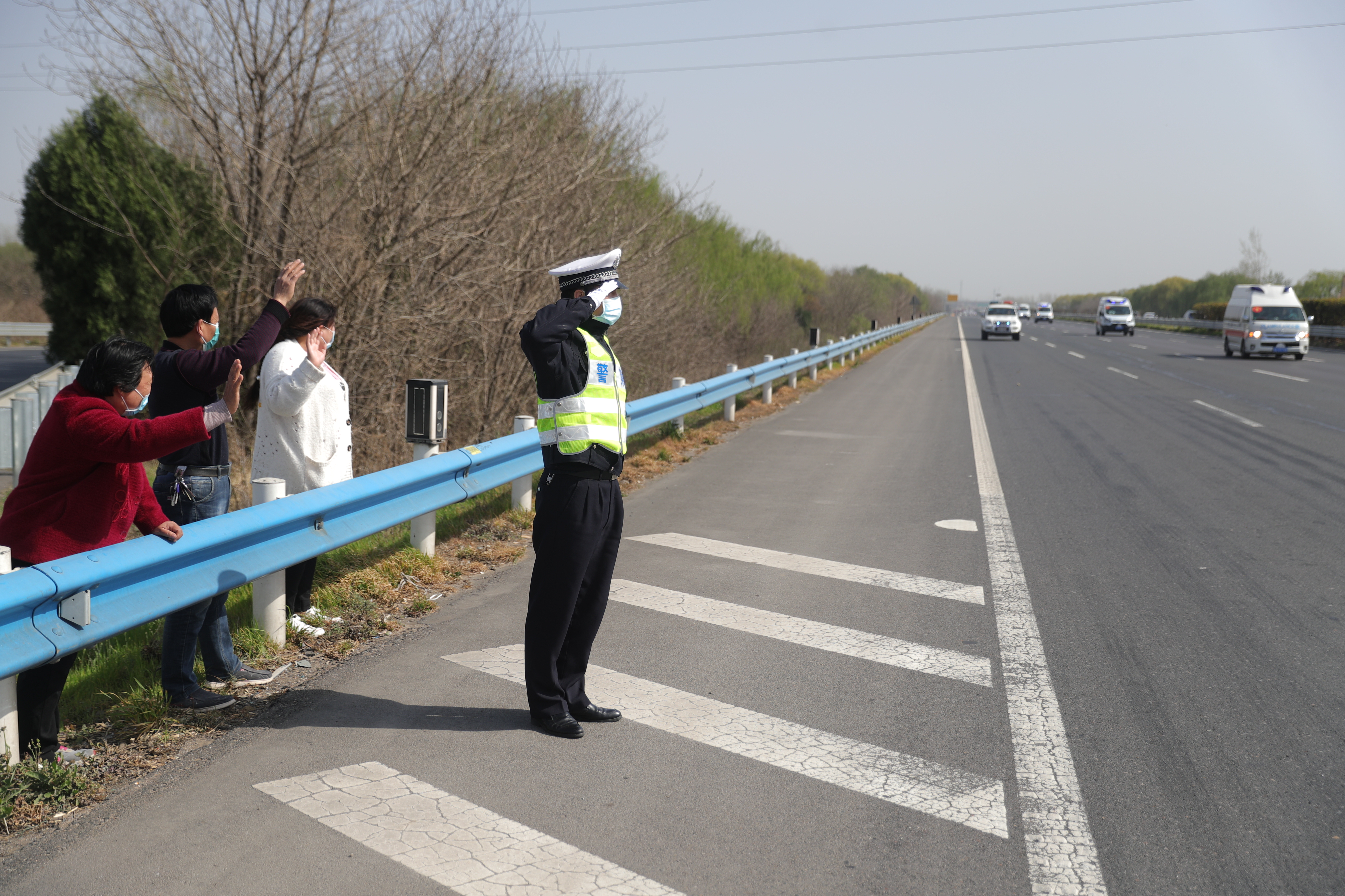 高速公路护栏：泪目!护士儿子支援湖北凯旋，妈妈高速护栏外挥手迎接没见到面