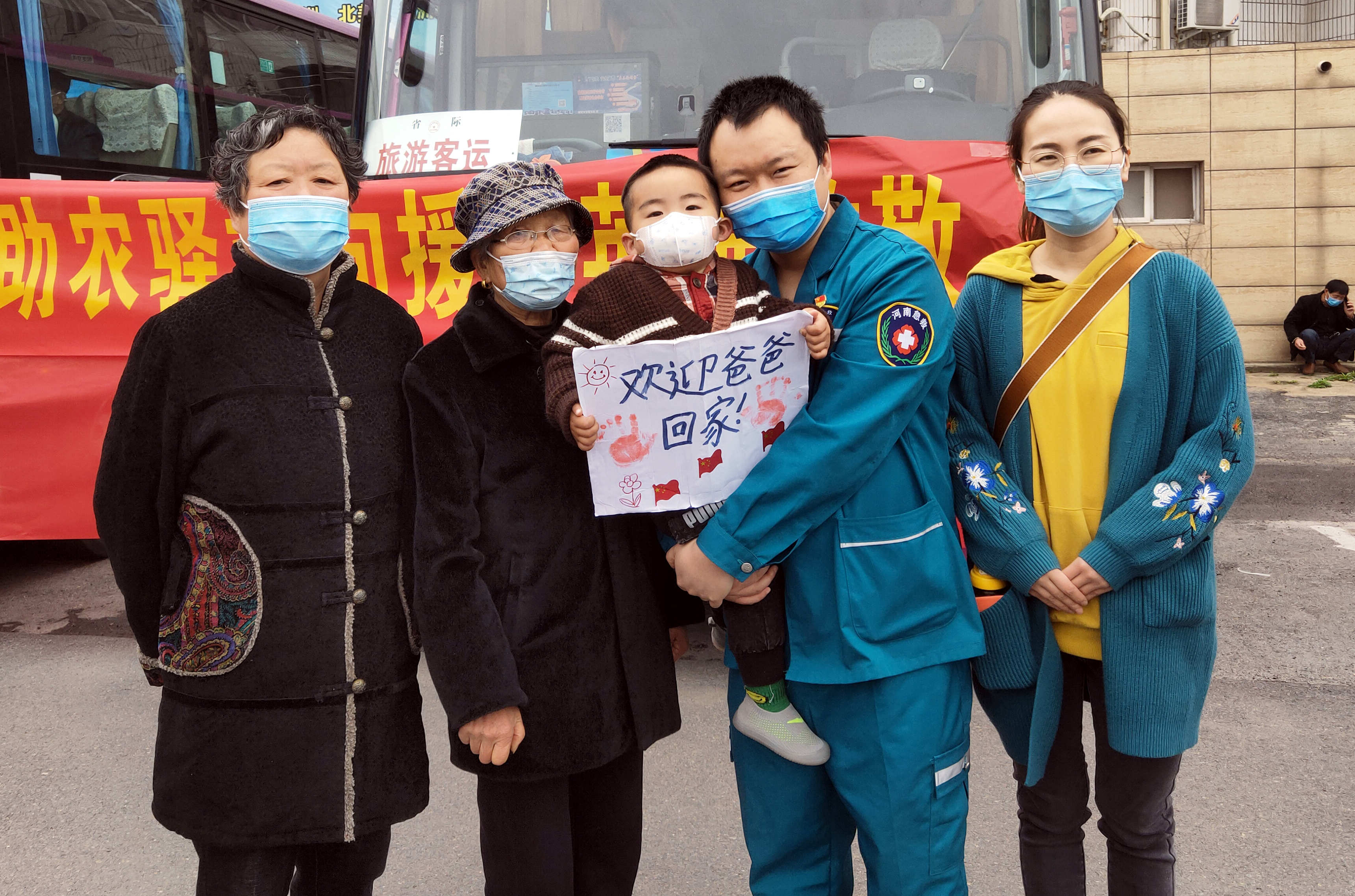 漯河@漯河47名支援湖北医护解除观察，最想吃火锅和妈妈的手擀面！