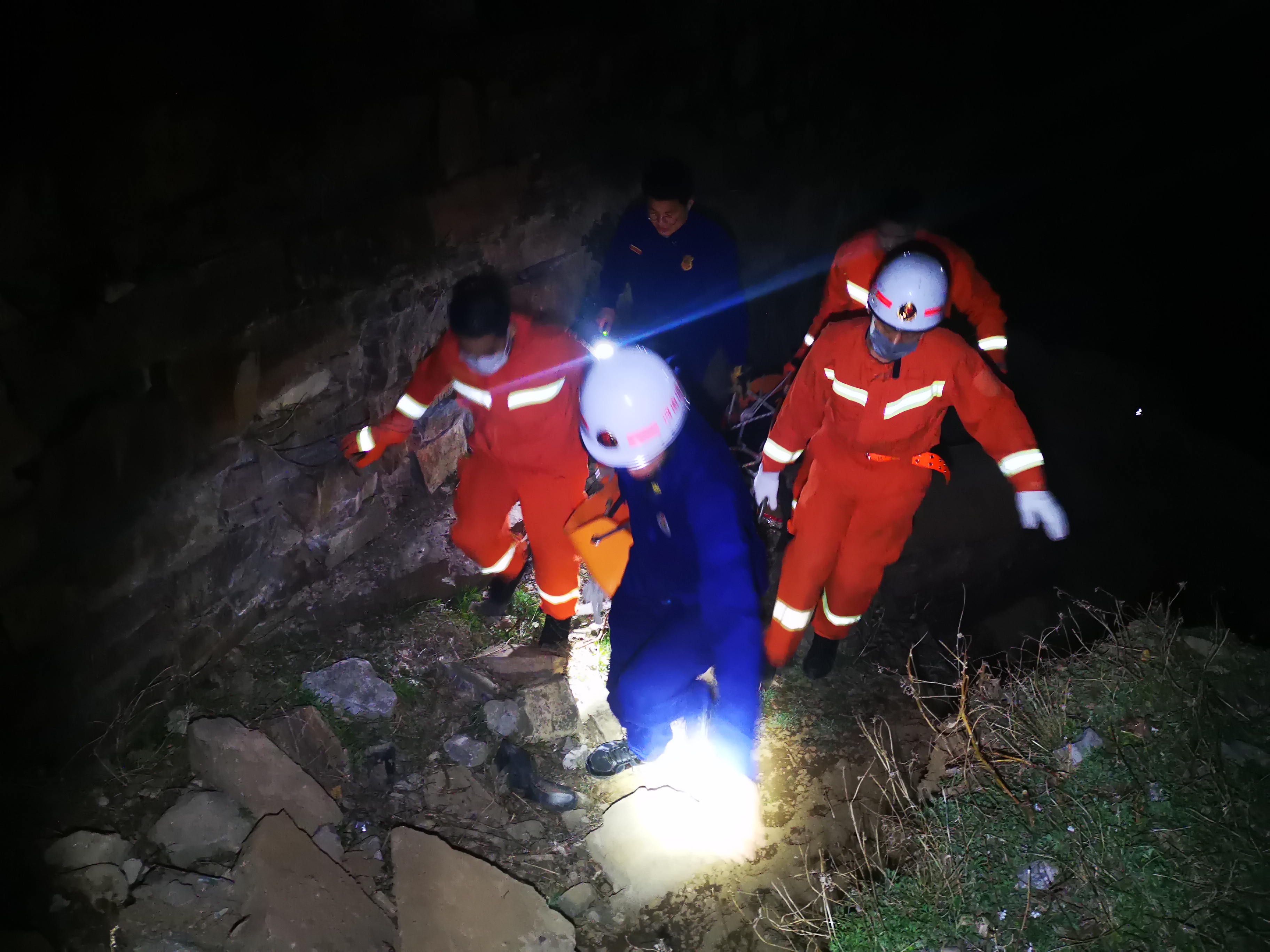 [户外运动]噩耗！清明当天，女驴友爬野山坠崖身亡，搜救过程曝光！