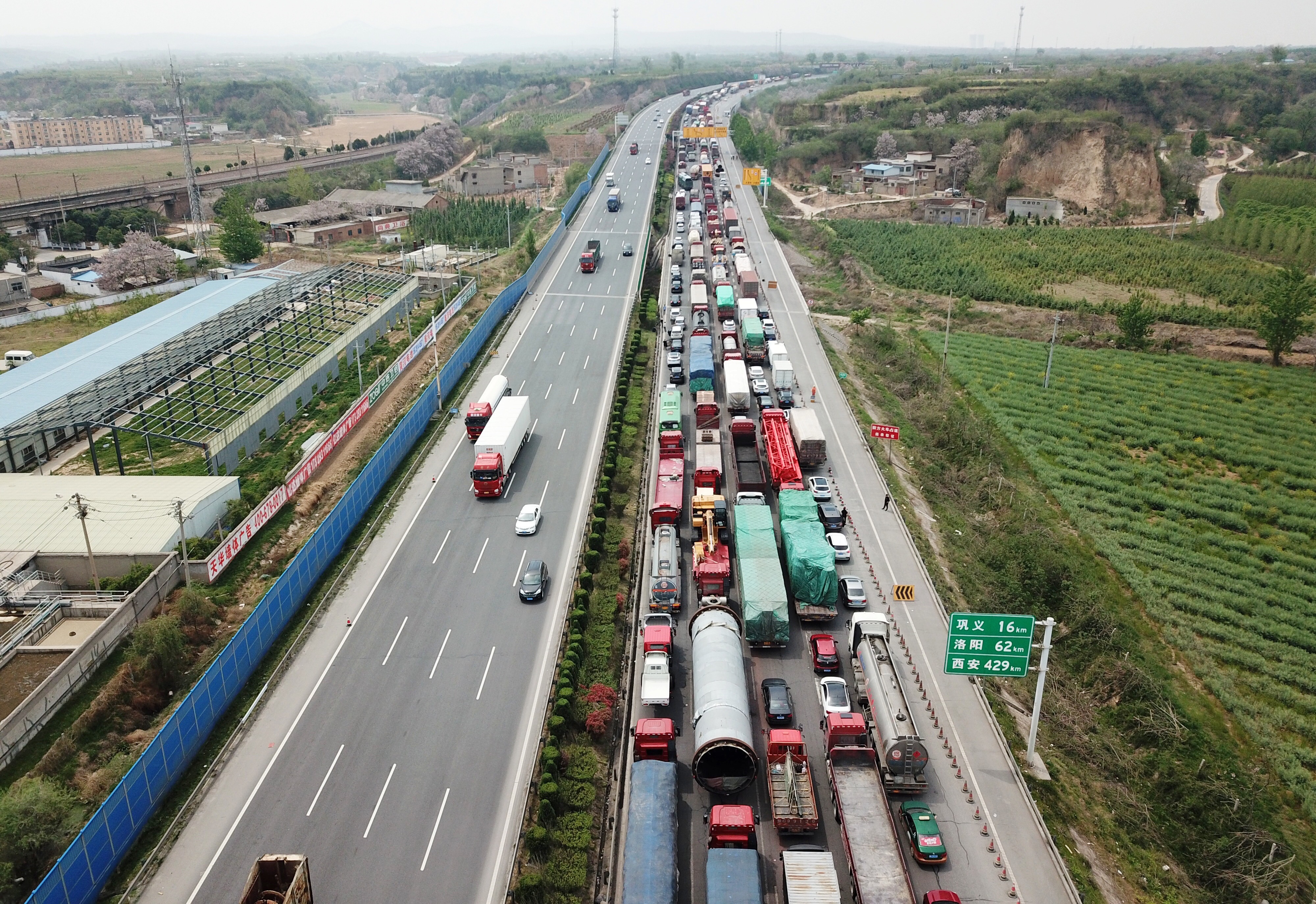 河南高速忙起來貨車同比增加約30交警嚴查嚴管五類車十類突出違法行為