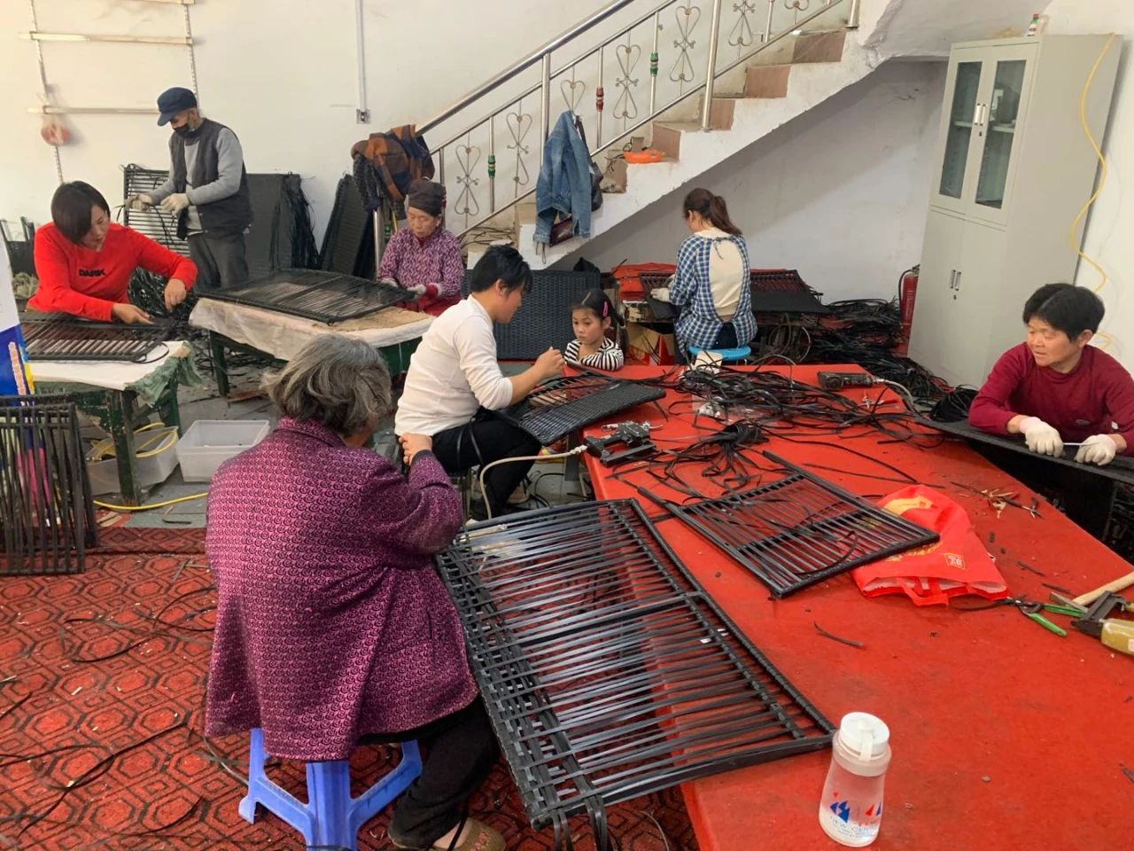 5月2日,记者在夏湾村宏鑫编藤厂看到,40多名的妇女正在熟练地编织藤椅