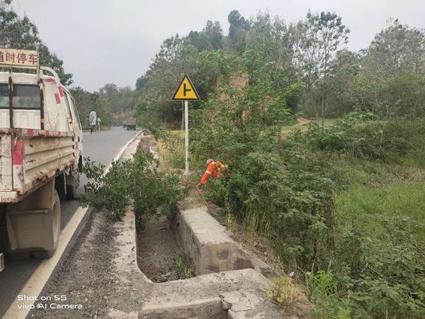 荥阳市公路管理局强化雨天公路安全保畅工作