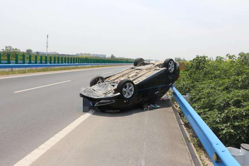 司机高速上分神看飞机结果撞车了