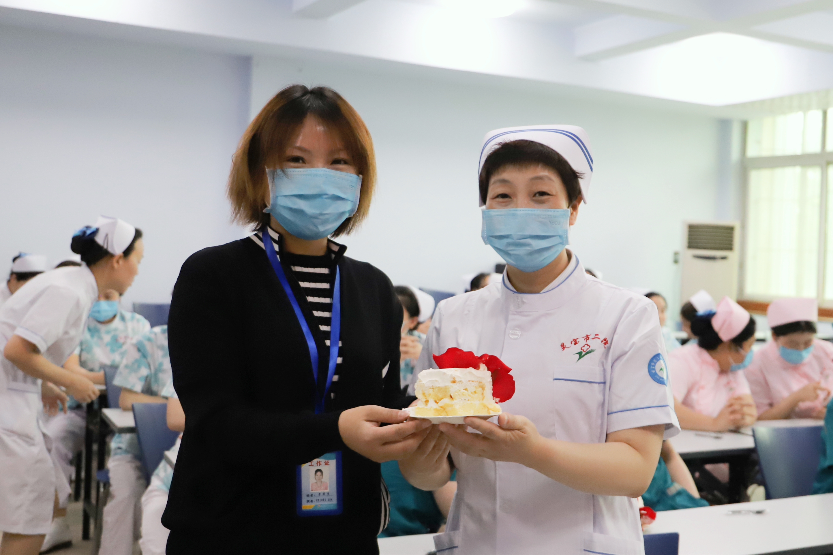 表彰大会结束后,院领导班子为护士姐妹们送上祝福蛋糕.(张忆博)