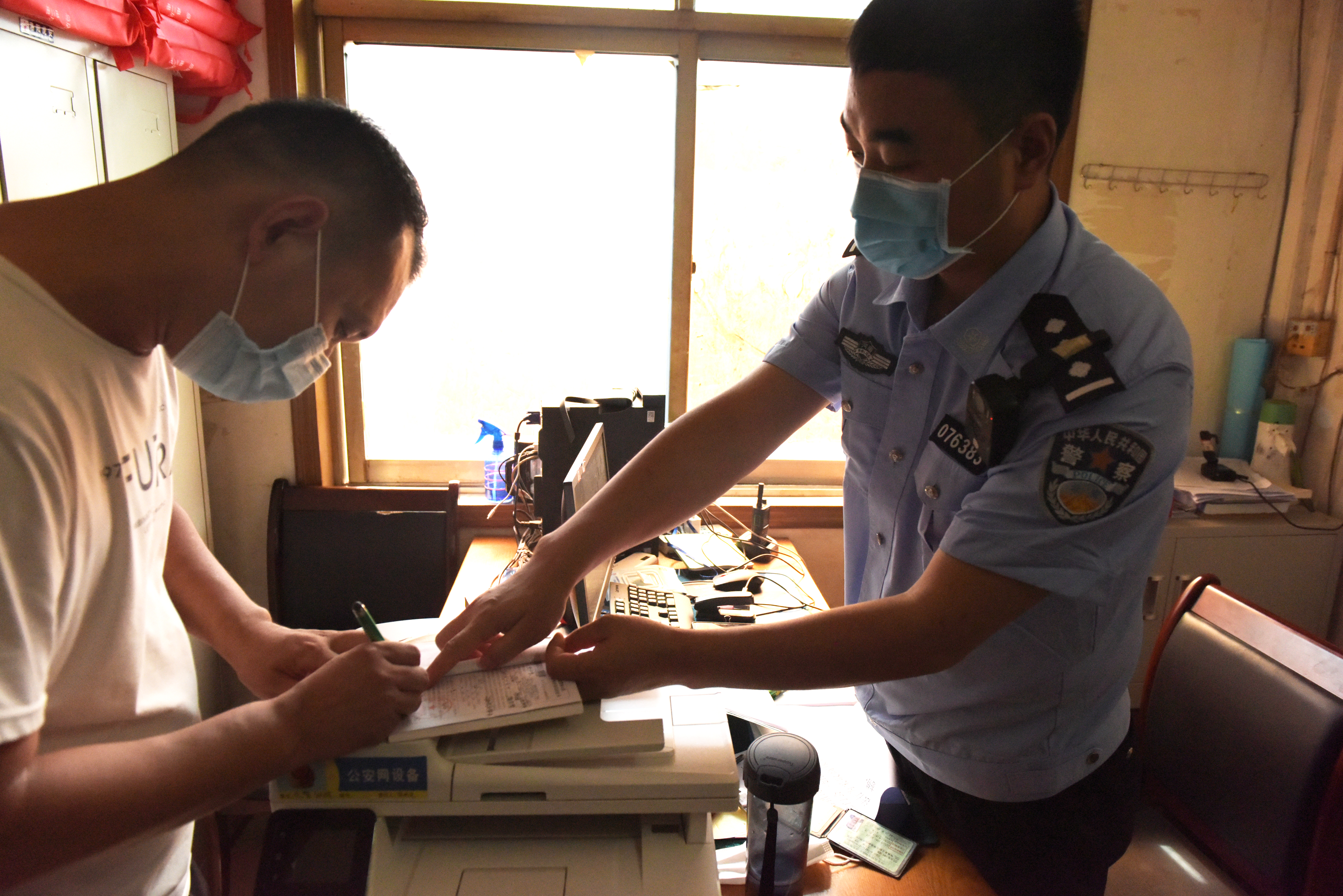 出租车正阳一女子坐出租车上违停拍抖音，被交警盯上了！