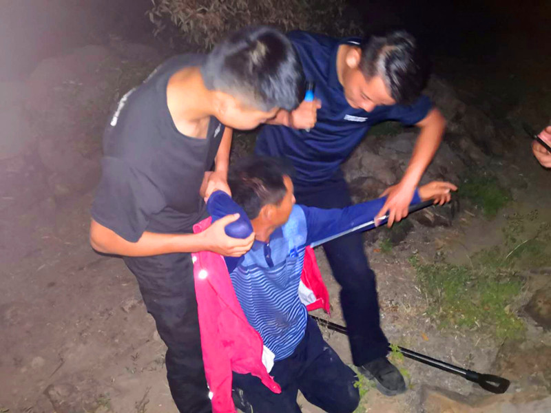 法制男子持斧头砍死邻居逃进深山，警方奋战60小时抓捕……