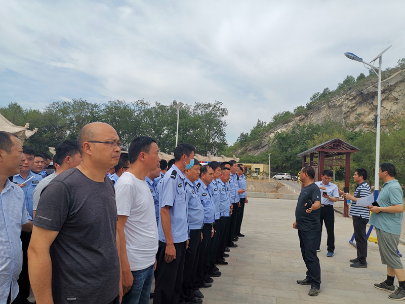 法制男子持斧头砍死邻居逃进深山，警方奋战60小时抓捕……