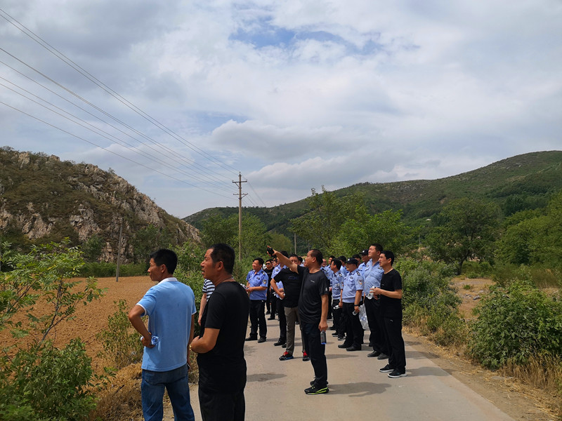 法制男子持斧头砍死邻居逃进深山，警方奋战60小时抓捕……