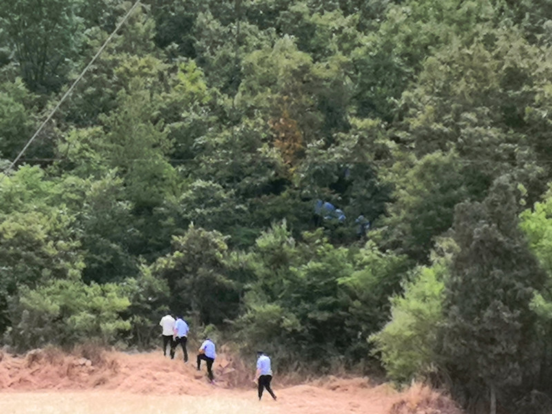 法制男子持斧头砍死邻居逃进深山，警方奋战60小时抓捕……