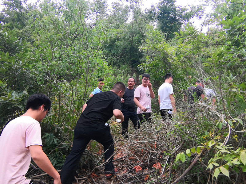 法制男子持斧头砍死邻居逃进深山，警方奋战60小时抓捕……