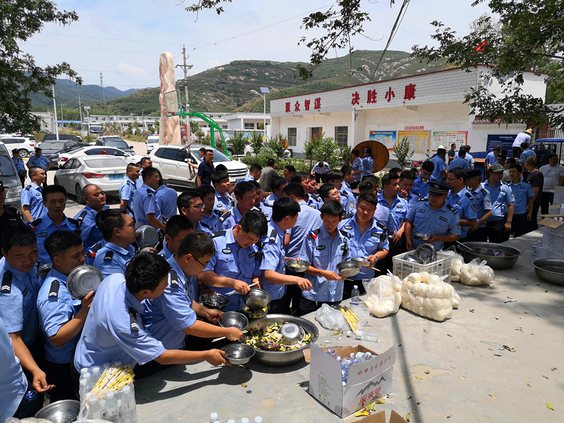法制男子持斧头砍死邻居逃进深山，警方奋战60小时抓捕……