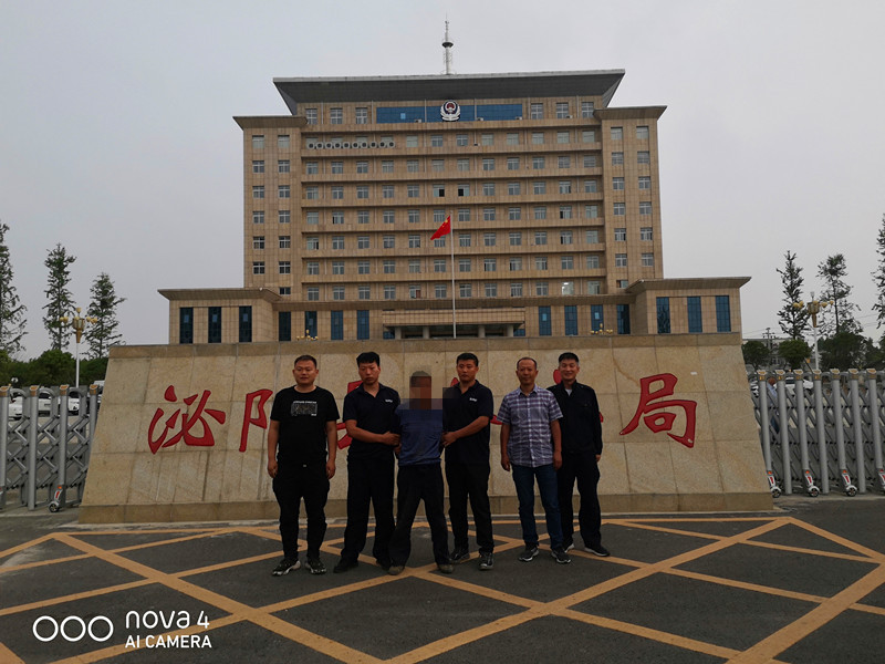 法制男子持斧头砍死邻居逃进深山，警方奋战60小时抓捕……