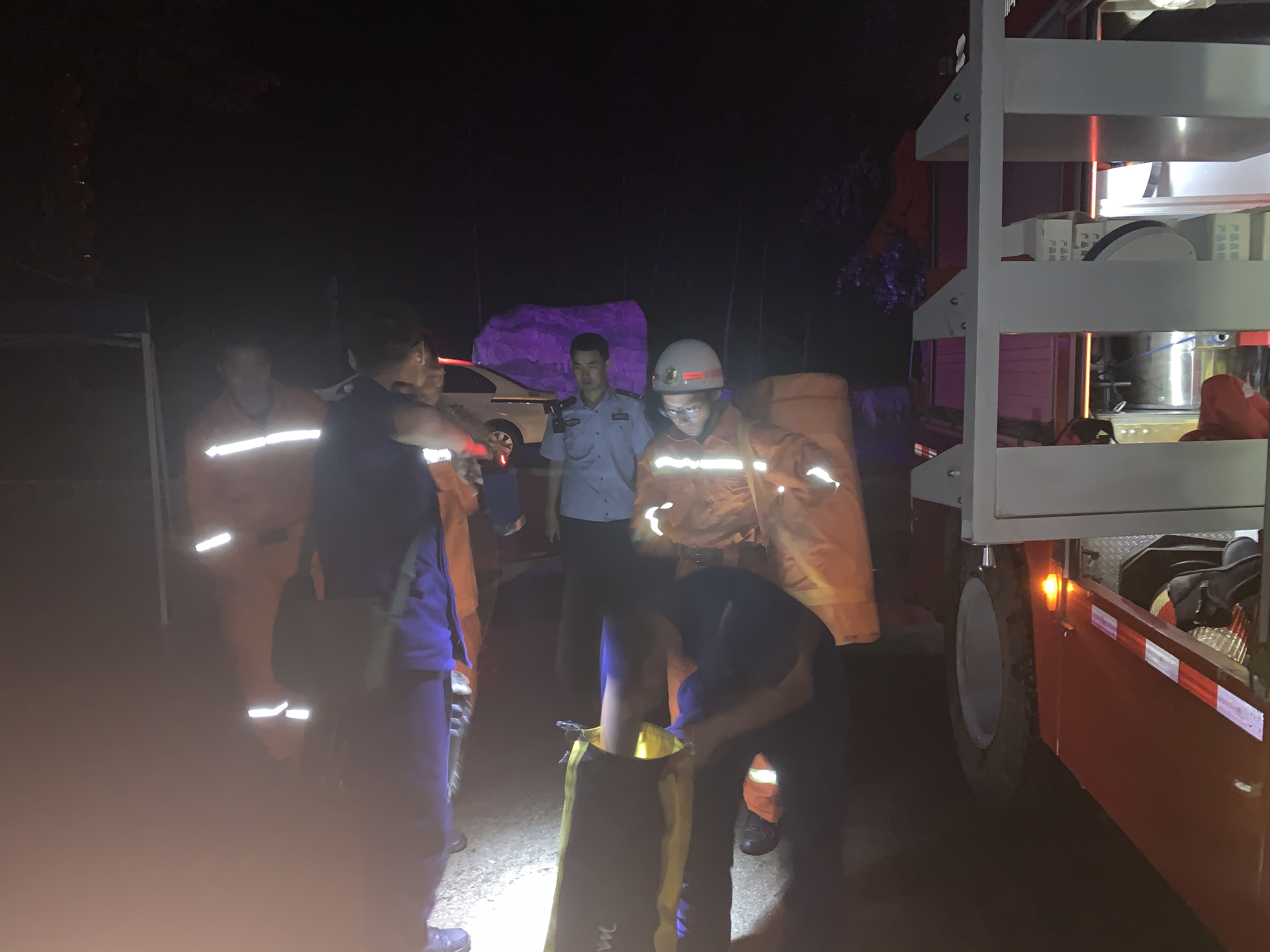 金刚5男2女被困金刚台景区猫耳峰山，他们深夜出动上山搜救！