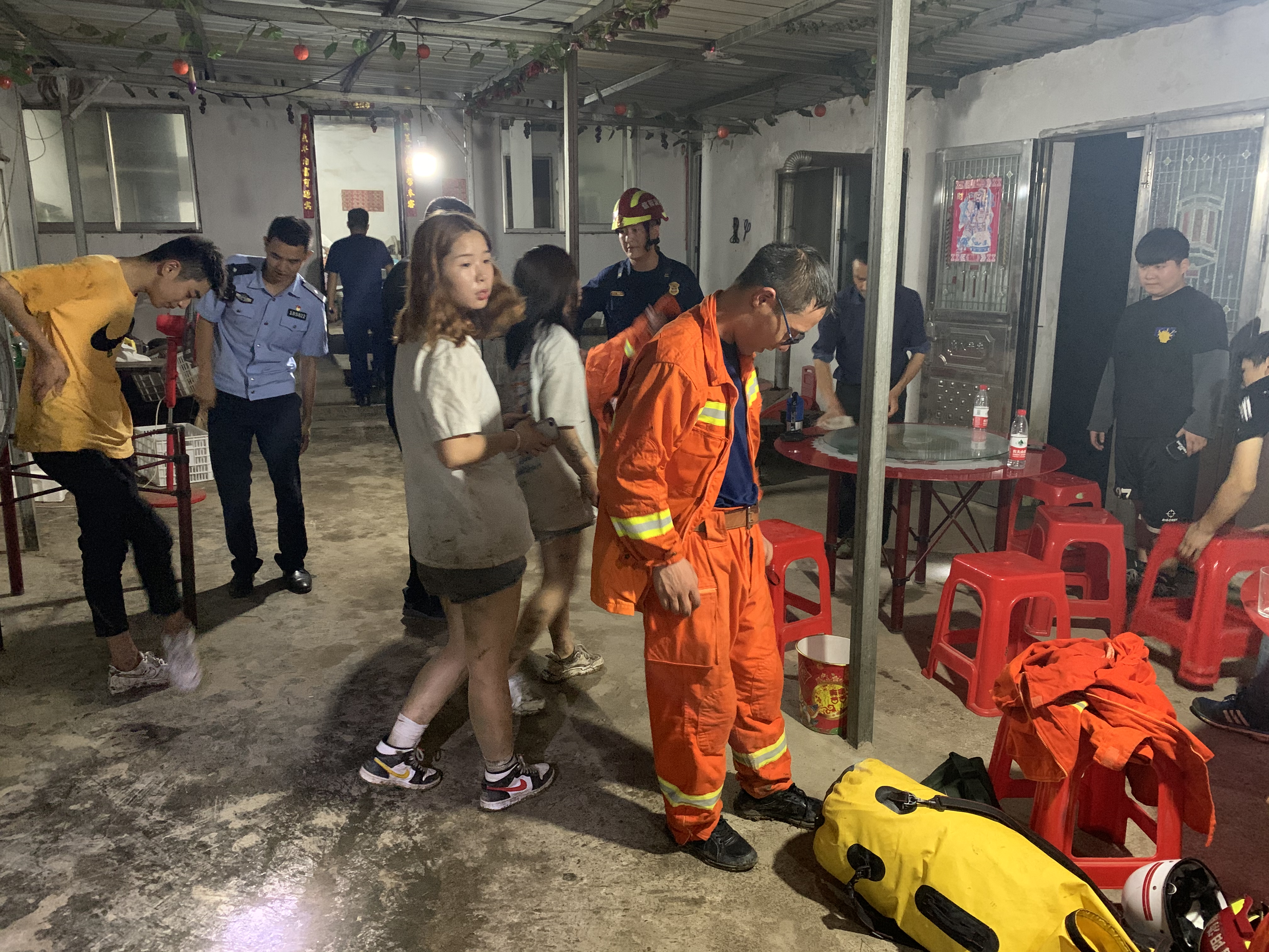 金刚5男2女被困金刚台景区猫耳峰山，他们深夜出动上山搜救！