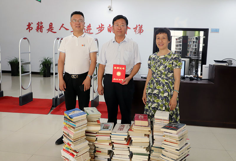 调研 捐书,黄河交通学院副理事长马国庆情系学校图书馆建设