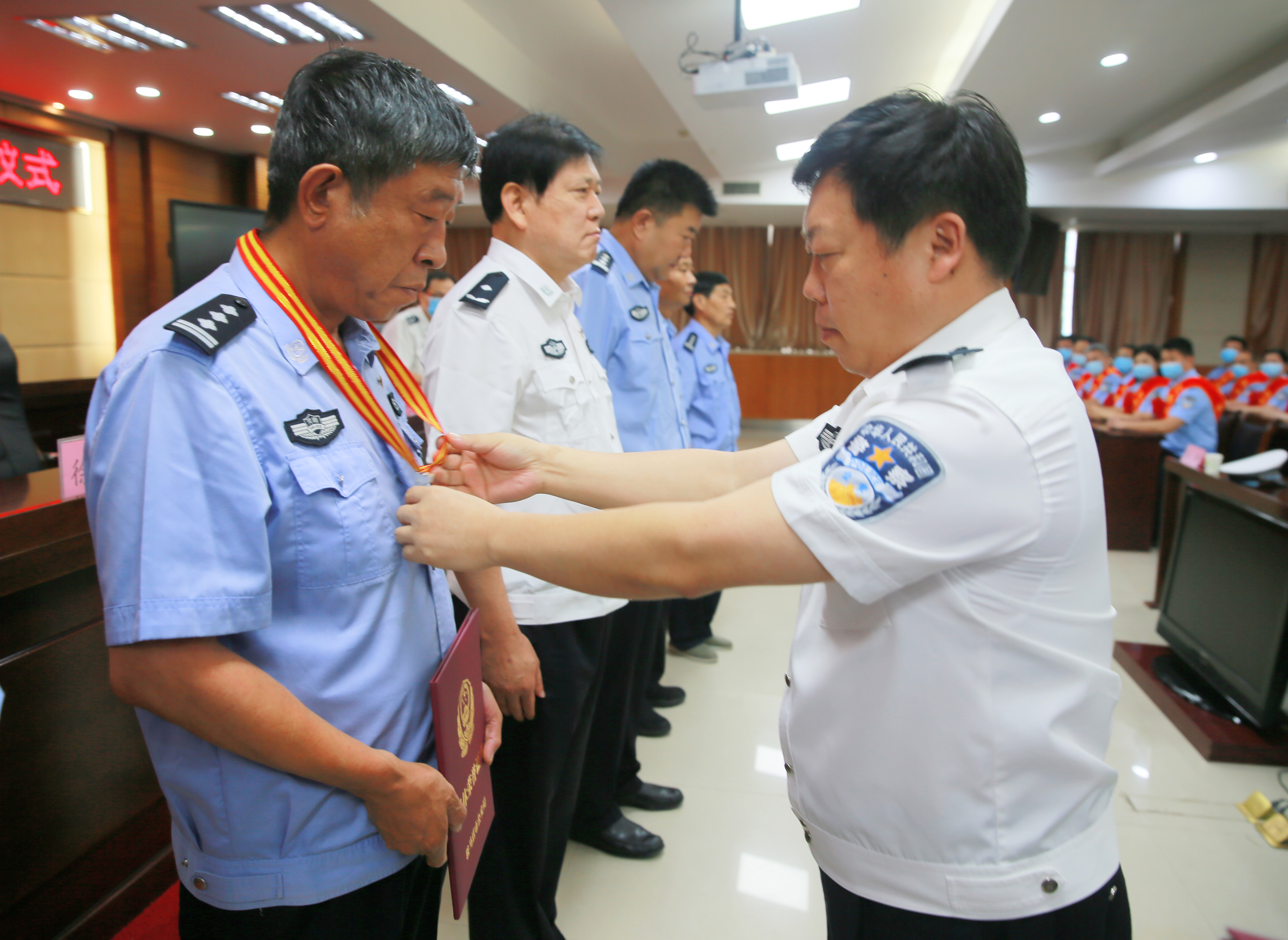 驻马店市公安局举行民警光荣退休和晋升警监警衔仪式