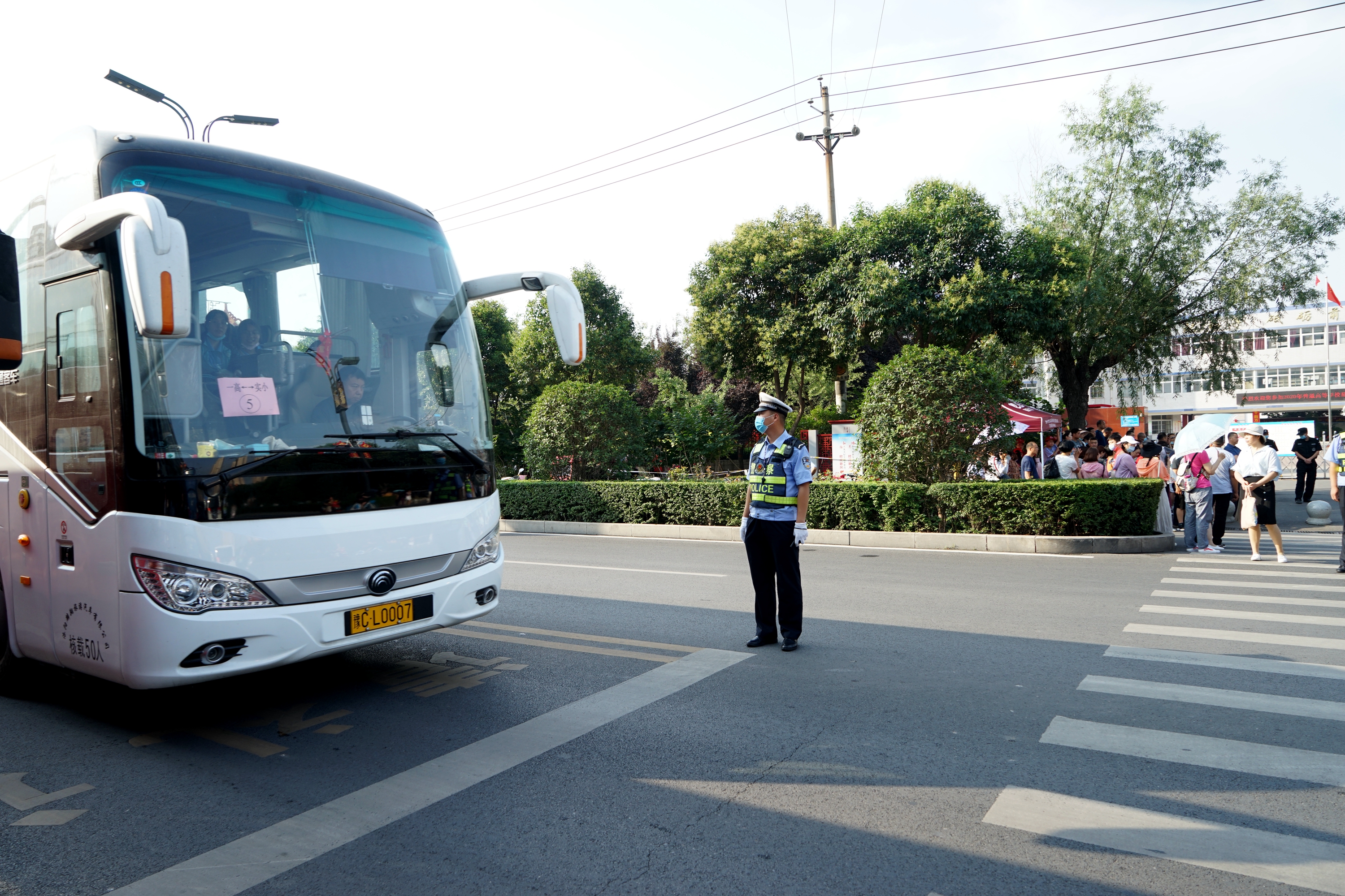 图为河南孟津县县直中学考点,考生们正有序走进考场.