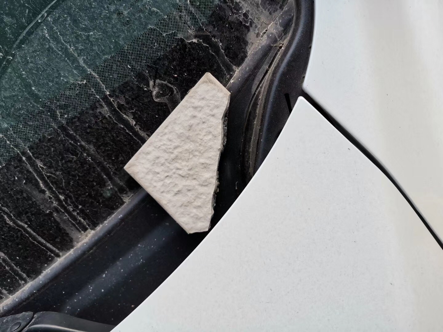 法制|三门峡一小区外墙瓷砖掉落，砸中楼下车玻璃