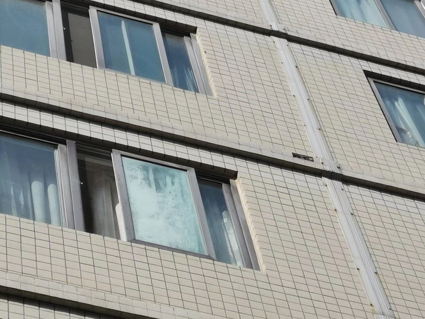 法制|三门峡一小区外墙瓷砖掉落，砸中楼下车玻璃